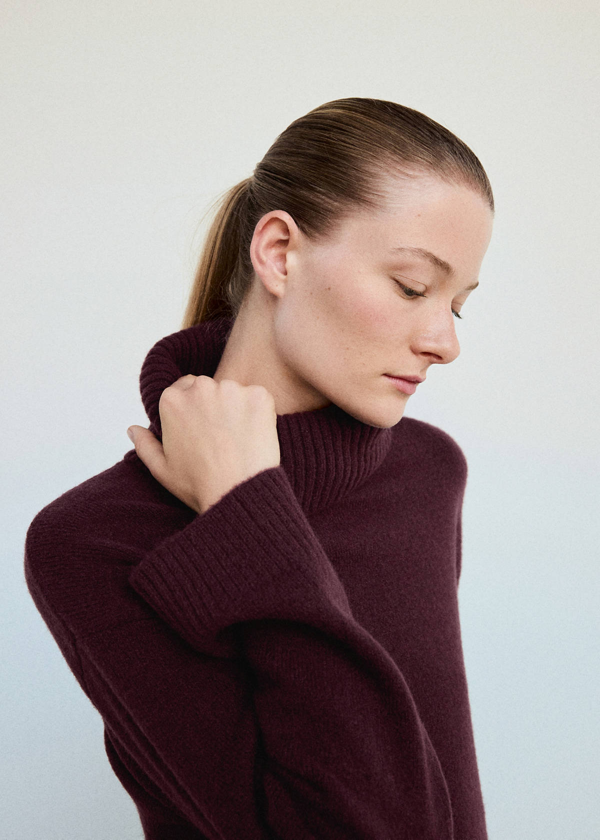 Turtleneck knit sweater — Burgundy