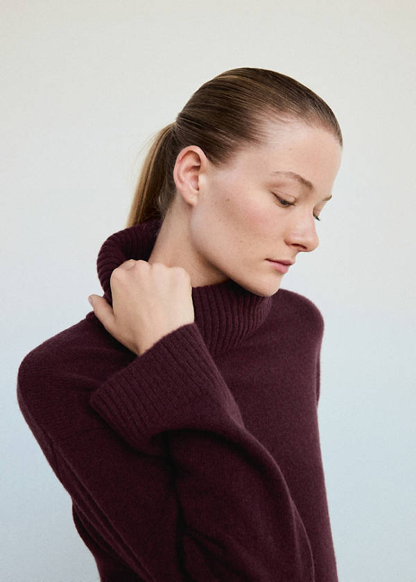 Turtleneck knit sweater — Burgundy