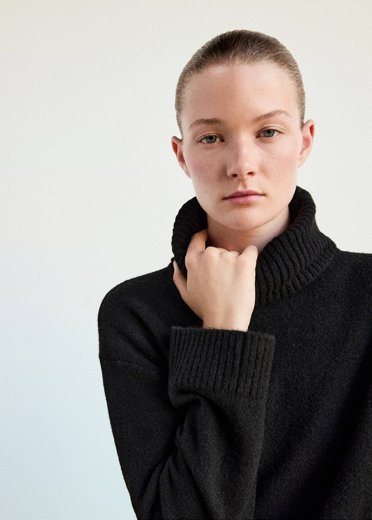 Turtleneck knit sweater — Black
