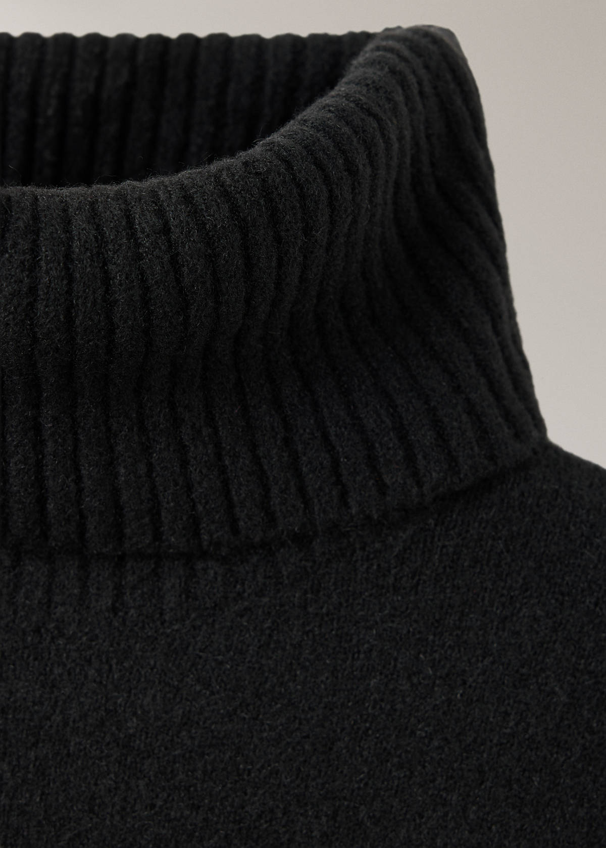 Turtleneck knit sweater — Black