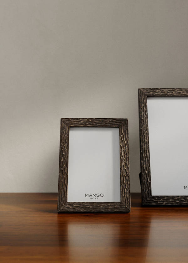 Small carved wooden photo frame — Chocolate