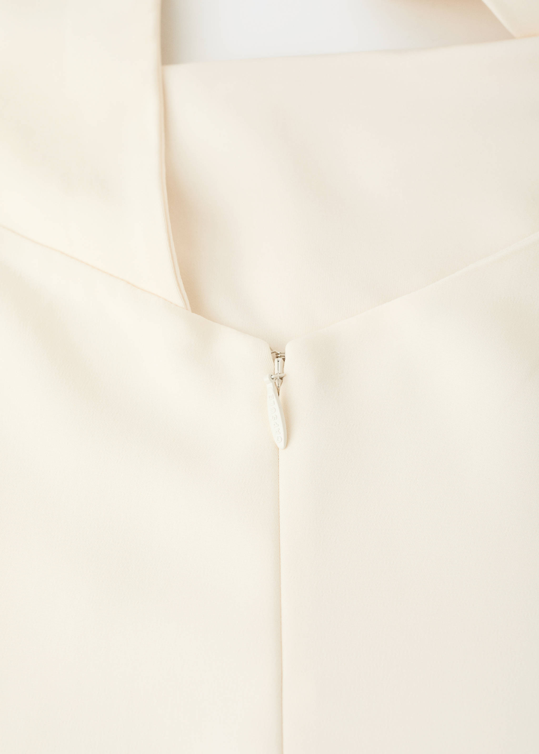 Long dress with an asymmetric neckline - Details of the article 8