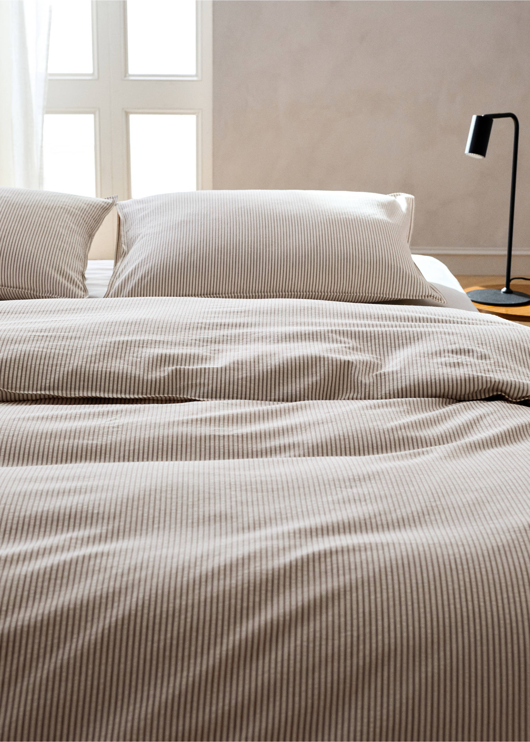 Seersucker cotton duvet cover with fine stripes for 180/200 cm bed - Details of the article 7, Coffee. Ref: 37031462-00.