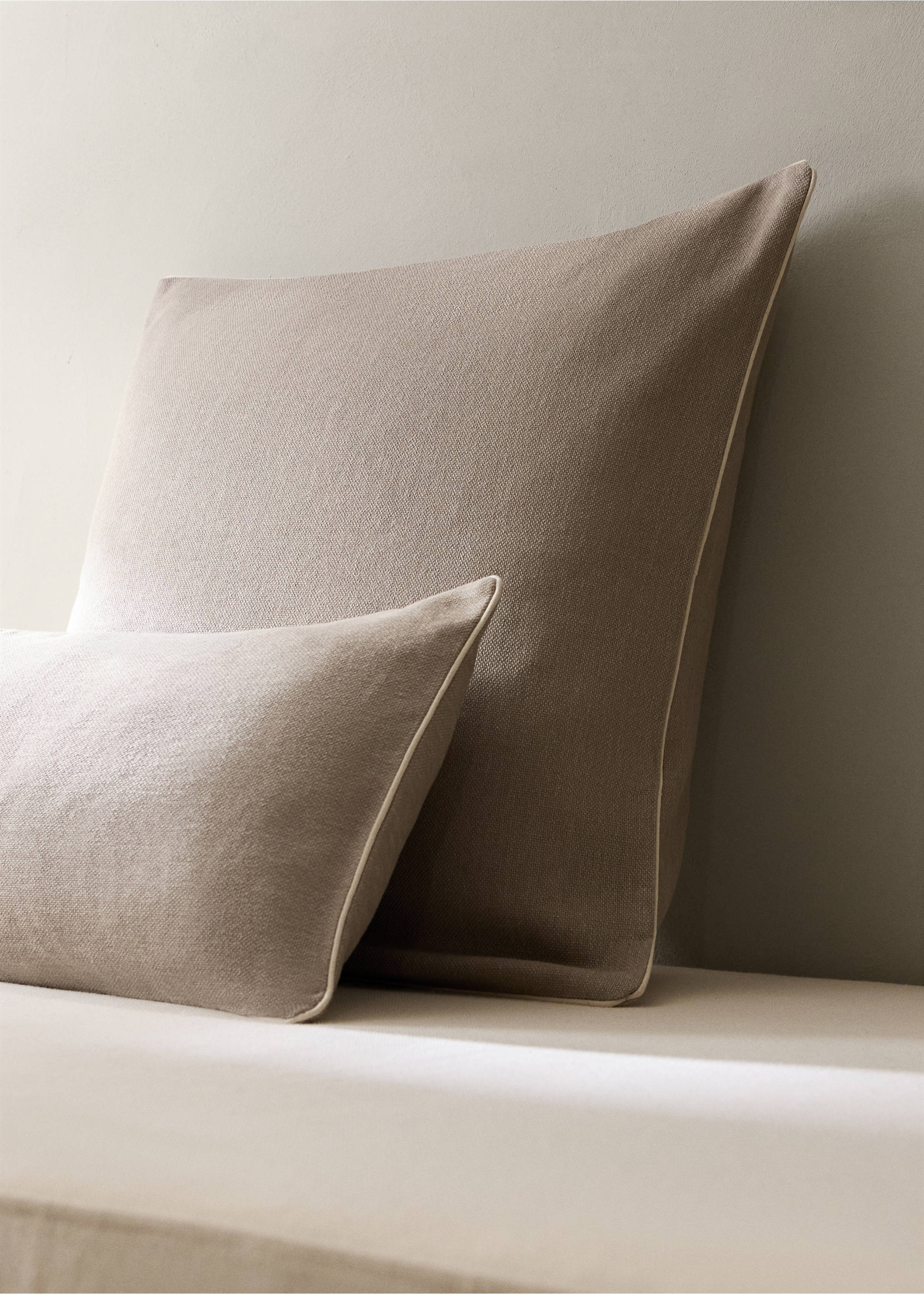 Cotton cushion cover with structure 60x60cm - General plane, Sand. Ref: 37031463-00.