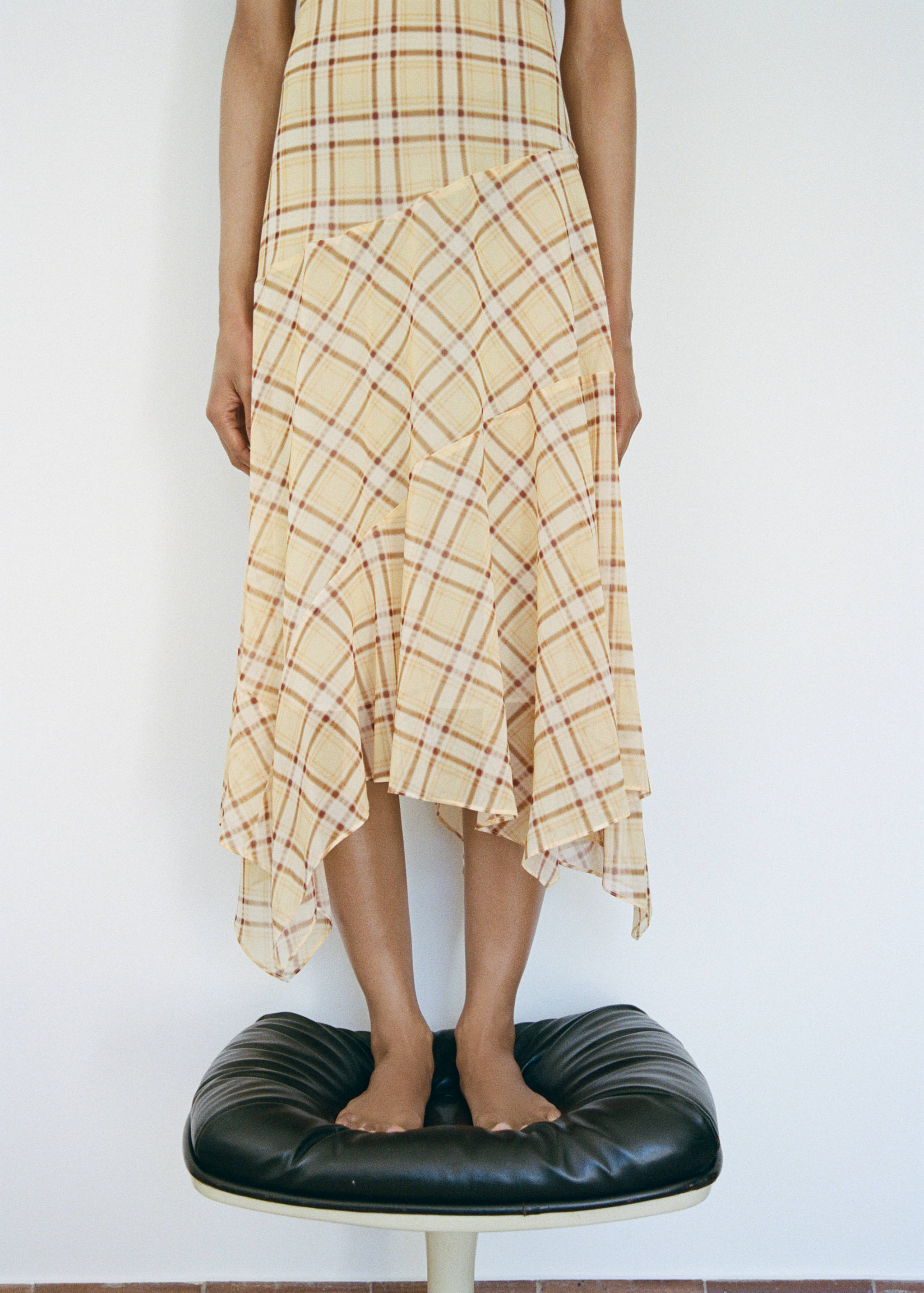 Asymmetrisches Kleid mit Karomuster - Mittlere Ansicht