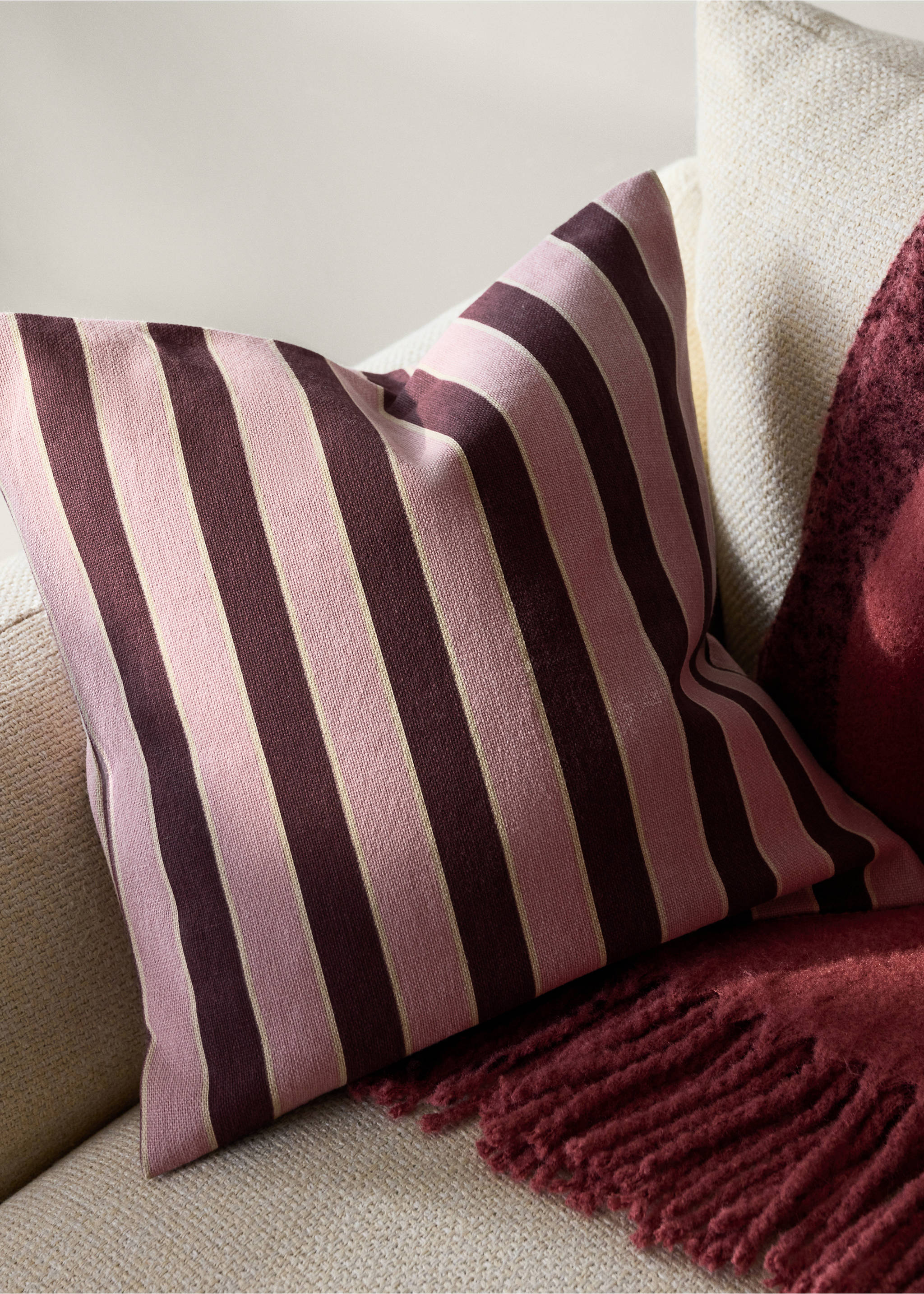Cotton cushion cover with printed stripes 45x45 cm - General plane, Dark Red. Ref: 37031468-00.