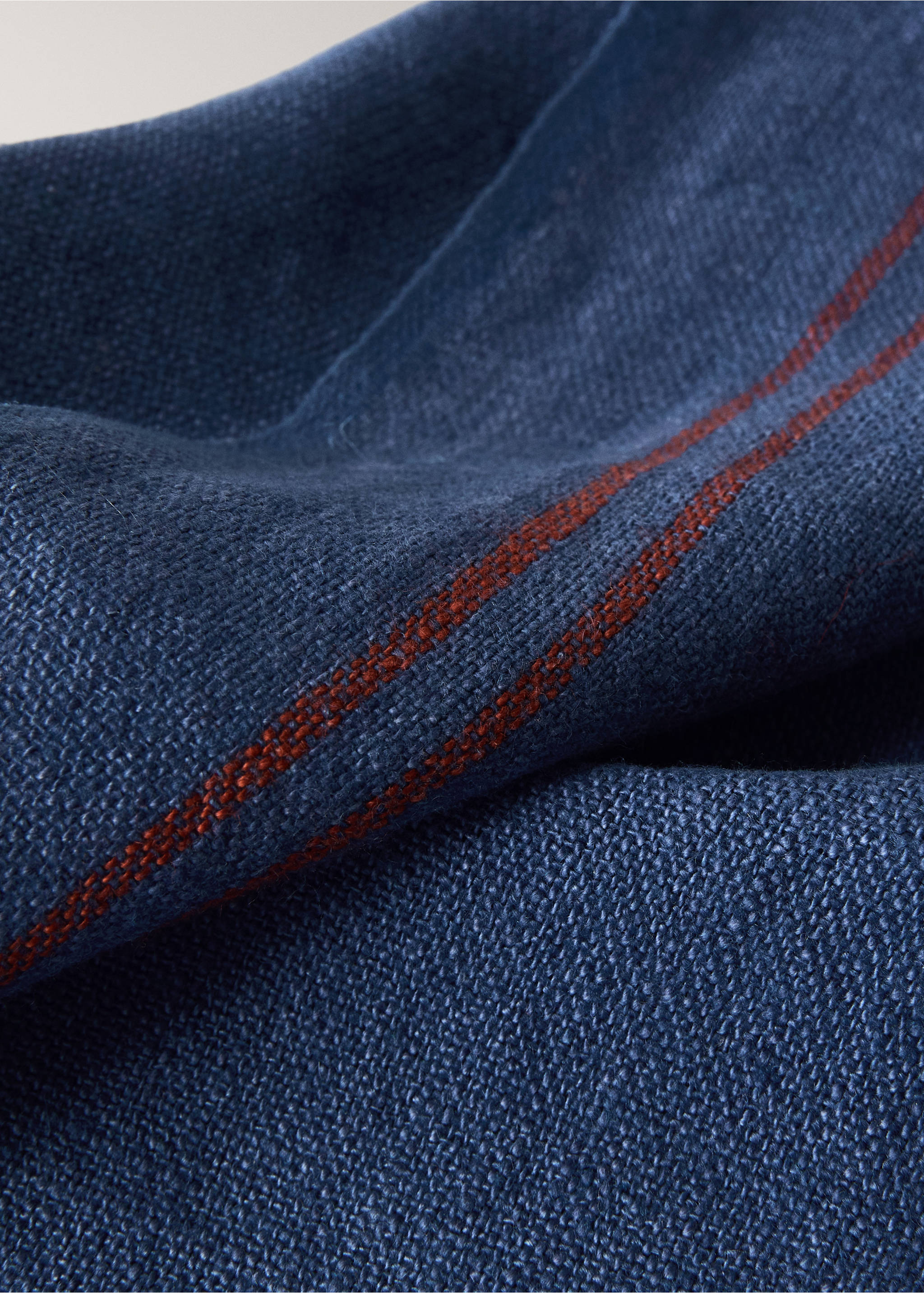 Linen striped kitchen towel - Details of the article 2, Indigo Blue. Ref: 37031480-00.