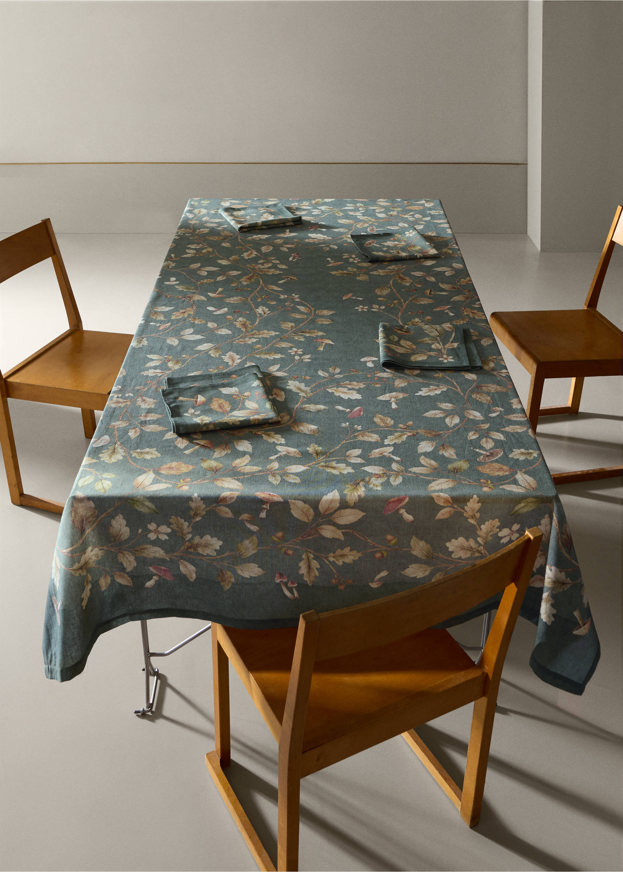 Autumnal printed linen-cotton tablecloth for 8 to 10 guests - General plane, Pastel Green. Ref: 37031482-00.