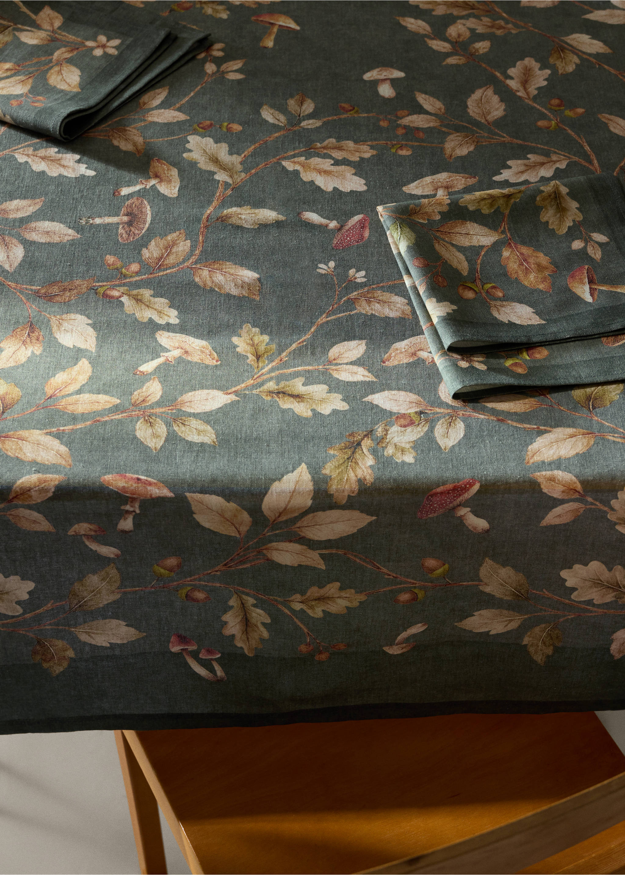 Autumnal printed linen-cotton tablecloth for 8 to 10 guests - Details of the article 7, Pastel Green. Ref: 37031482-00.