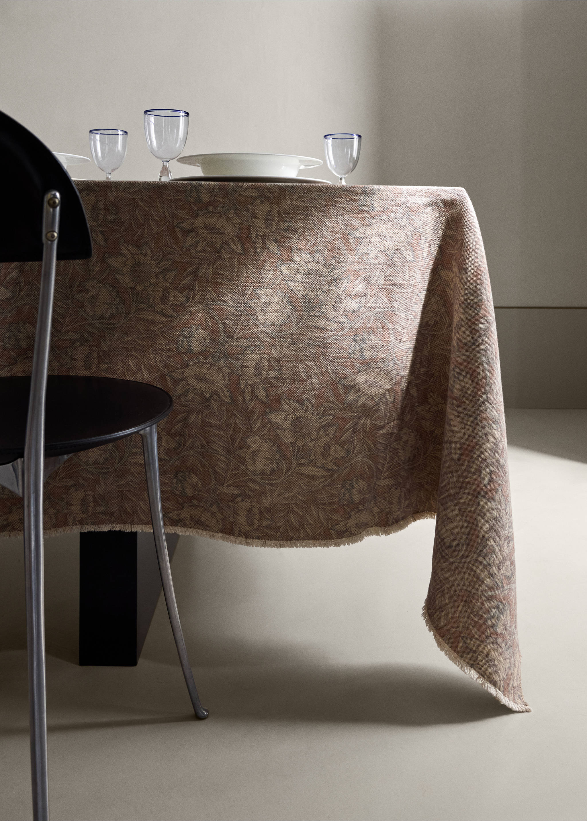 Cotton linen floral-print tablecloth for 6 to 8 diners - General plane, Pink. Ref: 37031483-00.