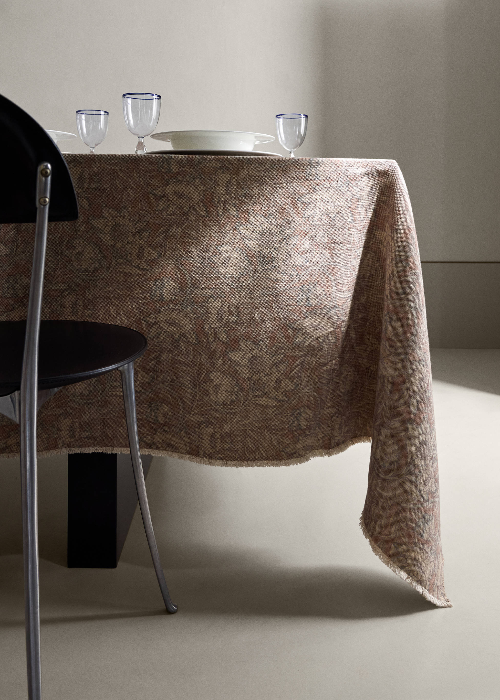 Cotton linen floral-print tablecloth for 6 to 8 diners - General plane