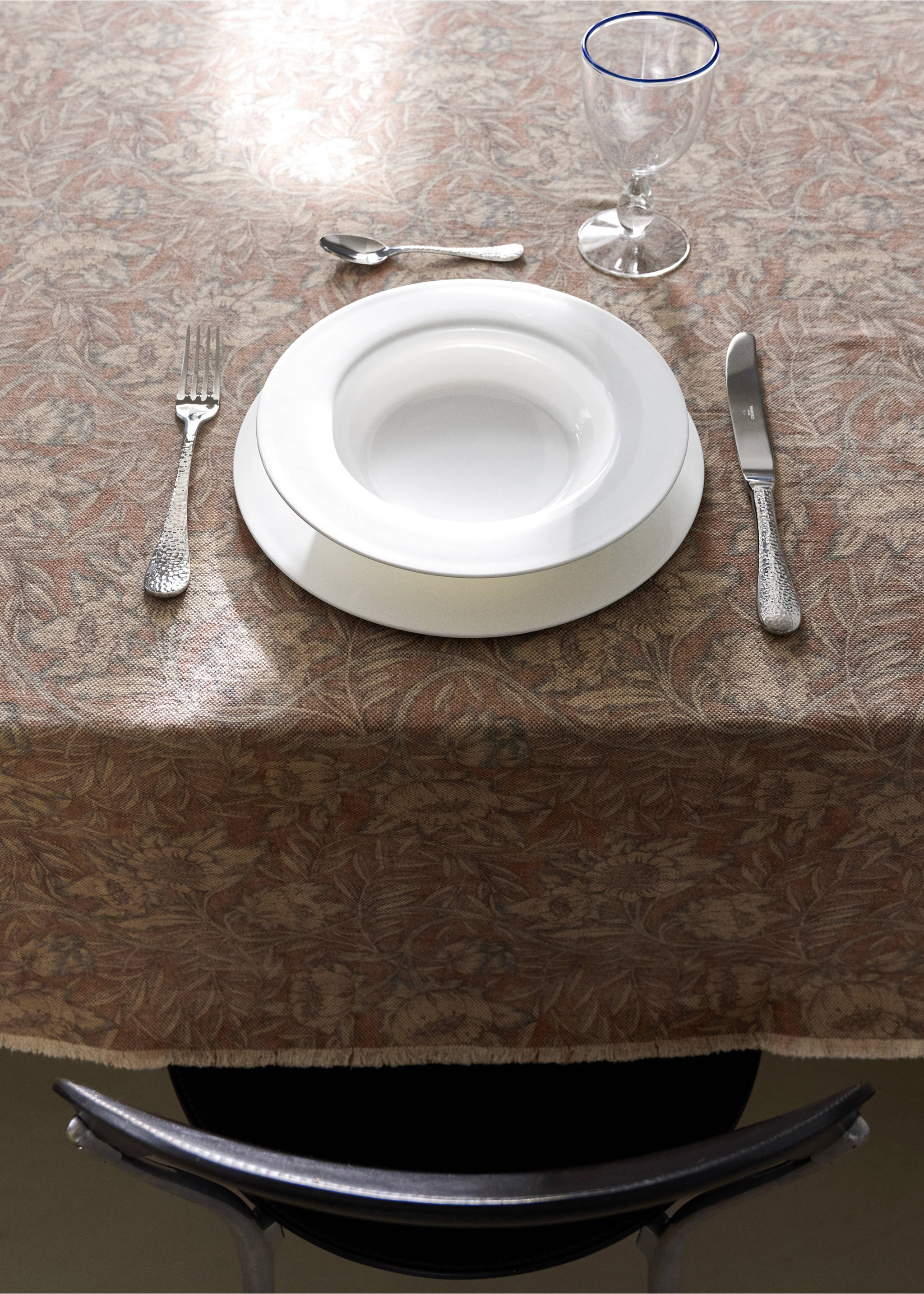 Cotton linen floral-print tablecloth for 6 to 8 diners - Details of the article 7, Pink. Ref: 37031483-00.