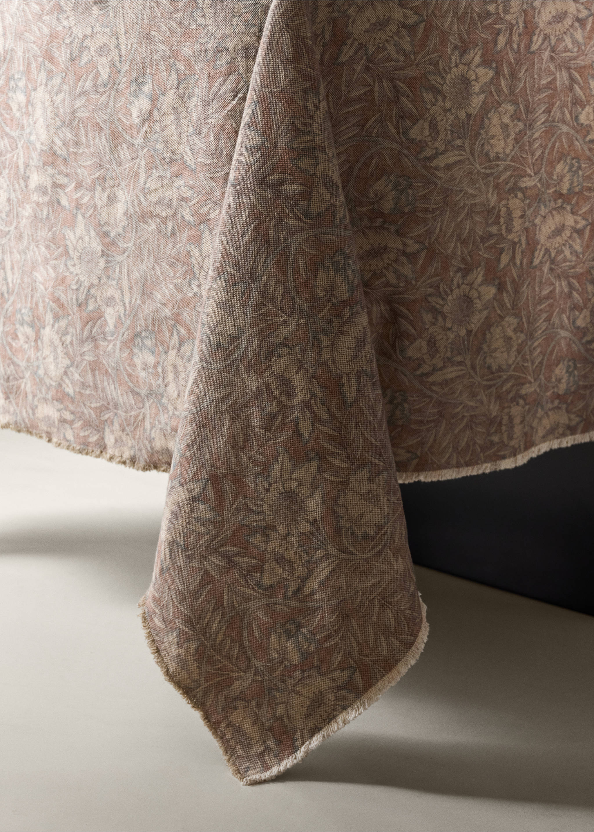 Cotton linen floral-print tablecloth for 6 to 8 diners - Details of the article 8, Pink. Ref: 37031483-00.
