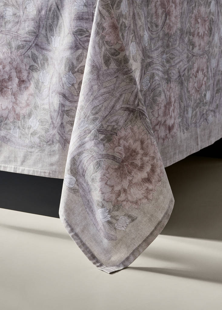 Floral print cotton tablecloth for 6 to 8 people — Grey