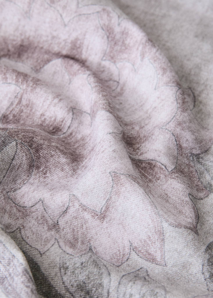 Floral print cotton tablecloth for 6 to 8 people — Grey