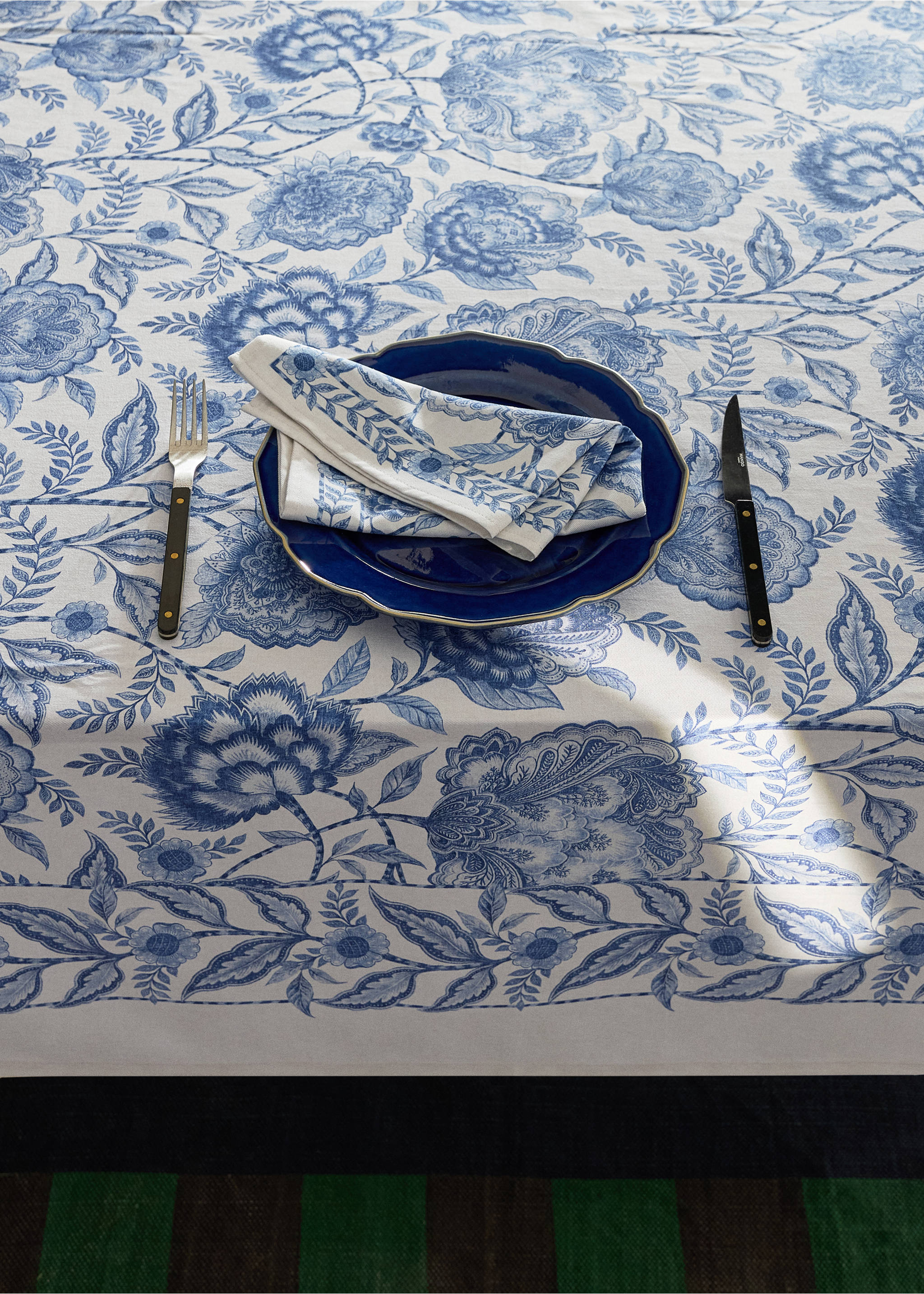 Floral print cotton tablecloth for 6 to 8 people - Details of the article 7, Blue. Ref: 37031523-00.