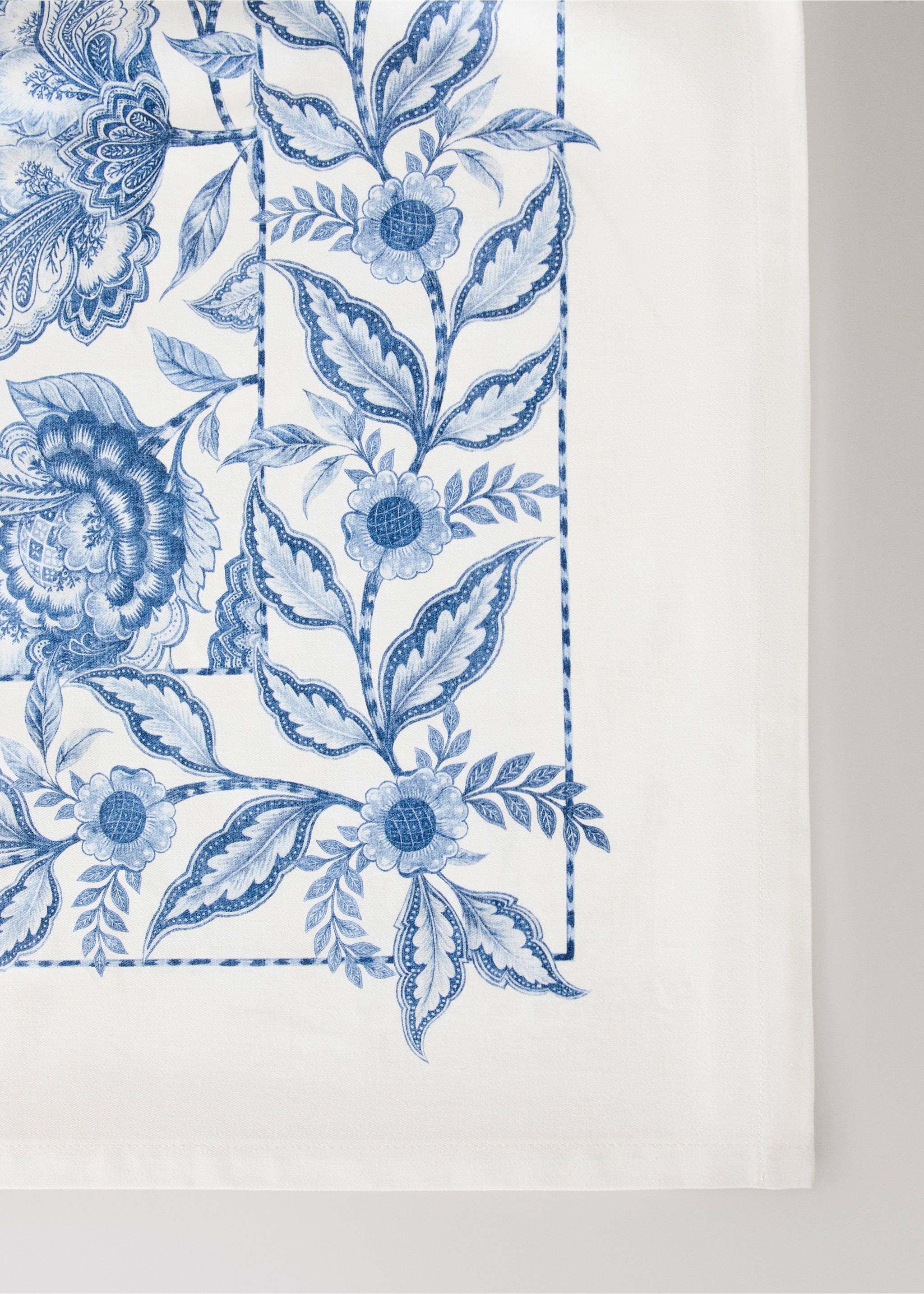 Floral print cotton tablecloth for 6 to 8 people - Details of the article 2, Blue. Ref: 37031523-00.
