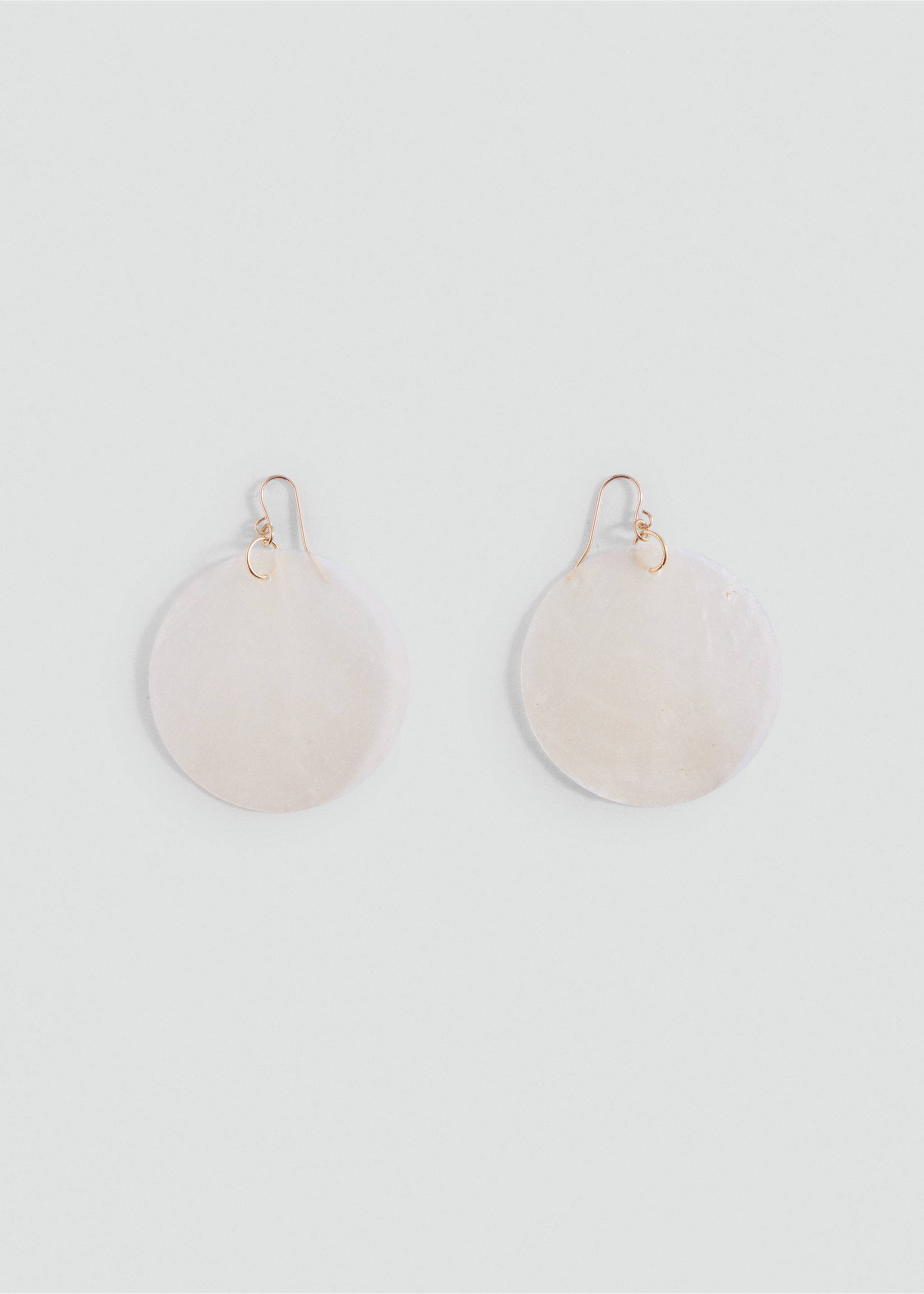 Pendientes colgantes concha - Artículo sin modelo, Blanco roto. Ref: 37031540-00.