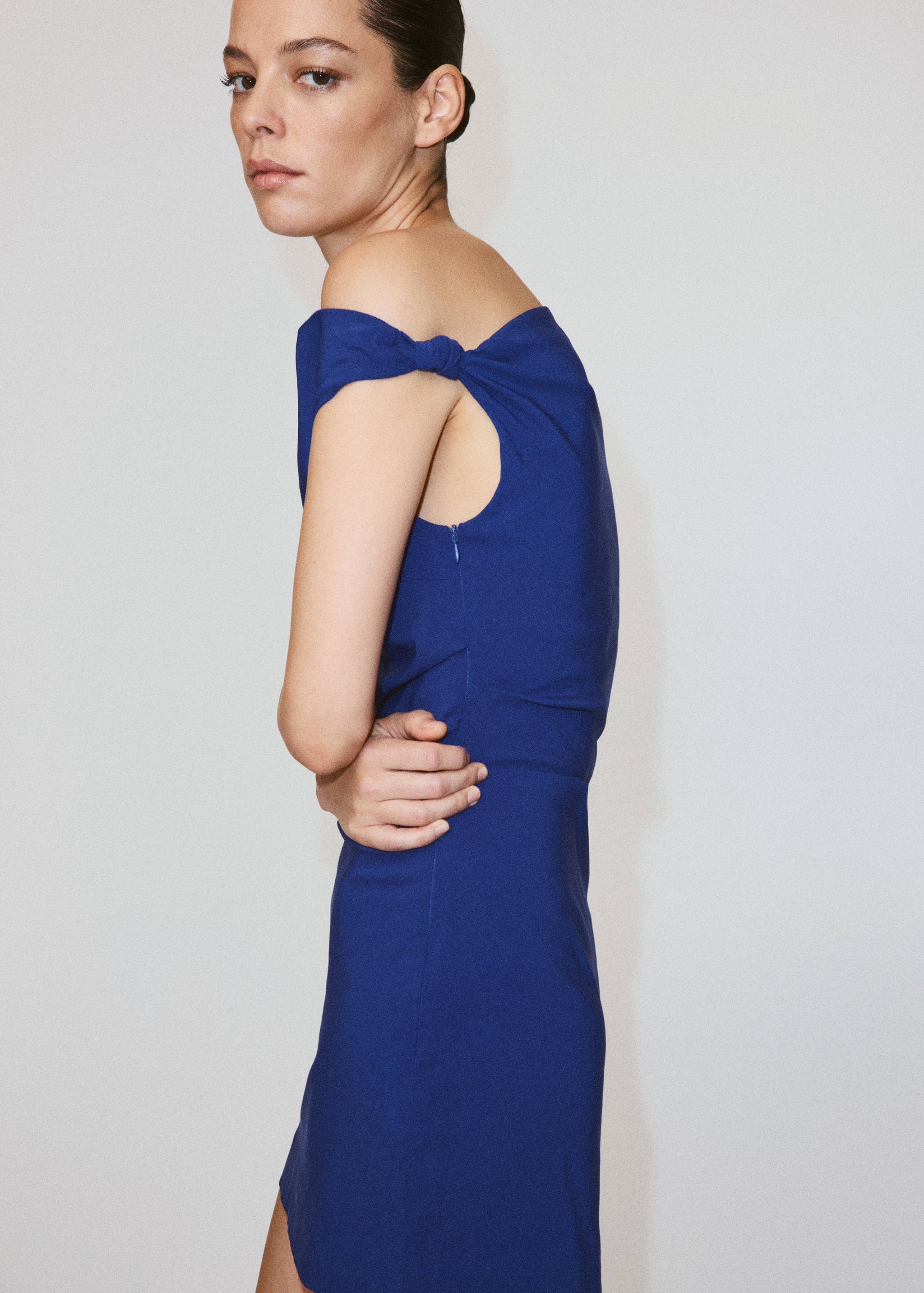 Robe col asymétrique avec détail nœud - Plan moyen