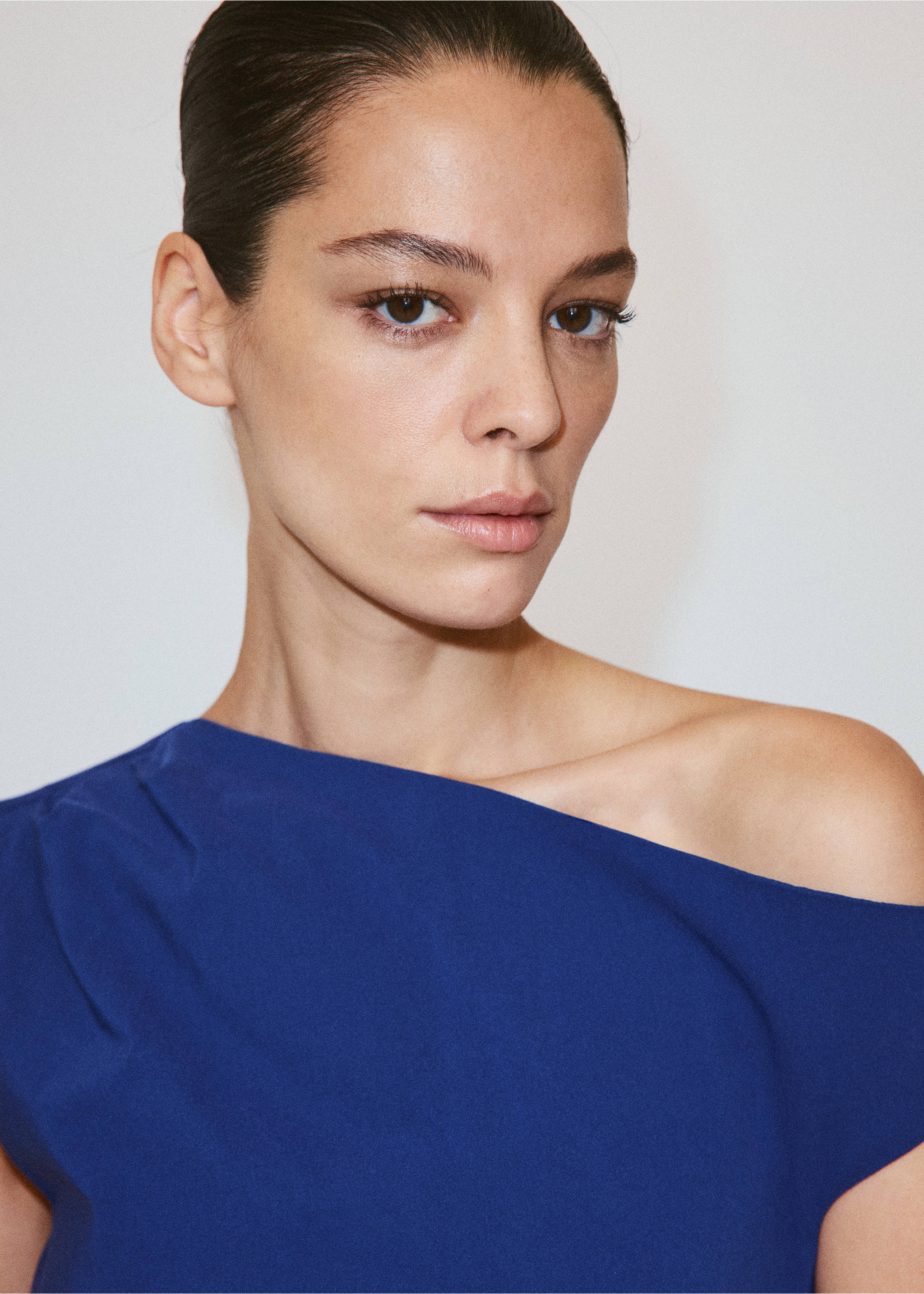 Asymmetric neckline dress with knot detail - Details of the article 1, Blue. Ref: 37032009-00.