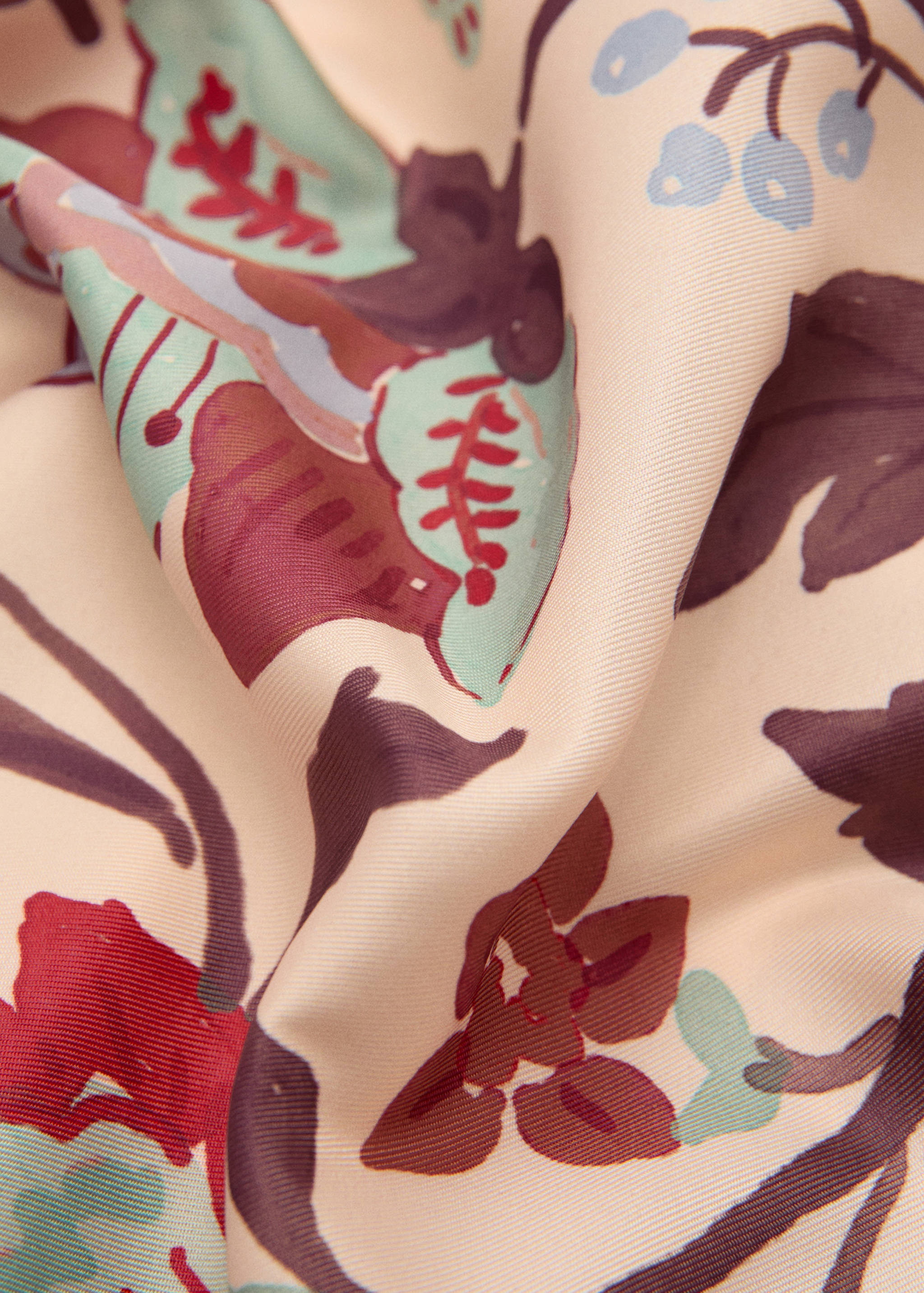 Foulard à fleurs - Plan moyen