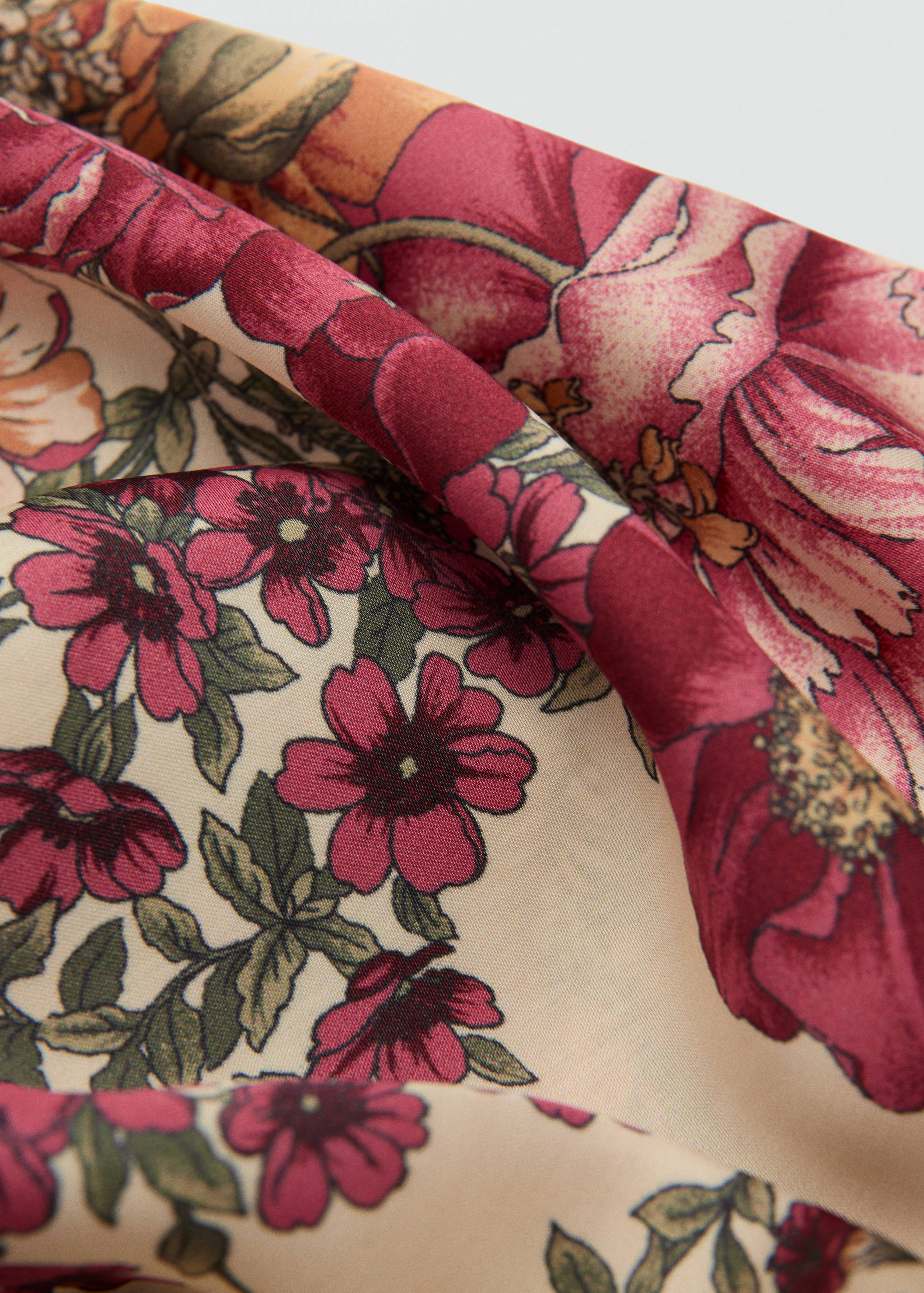 Foulard à fleurs - Plan moyen