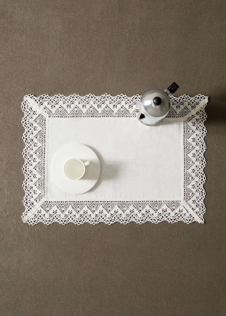 Floral jacquard linen placemat with lace trim — Off White