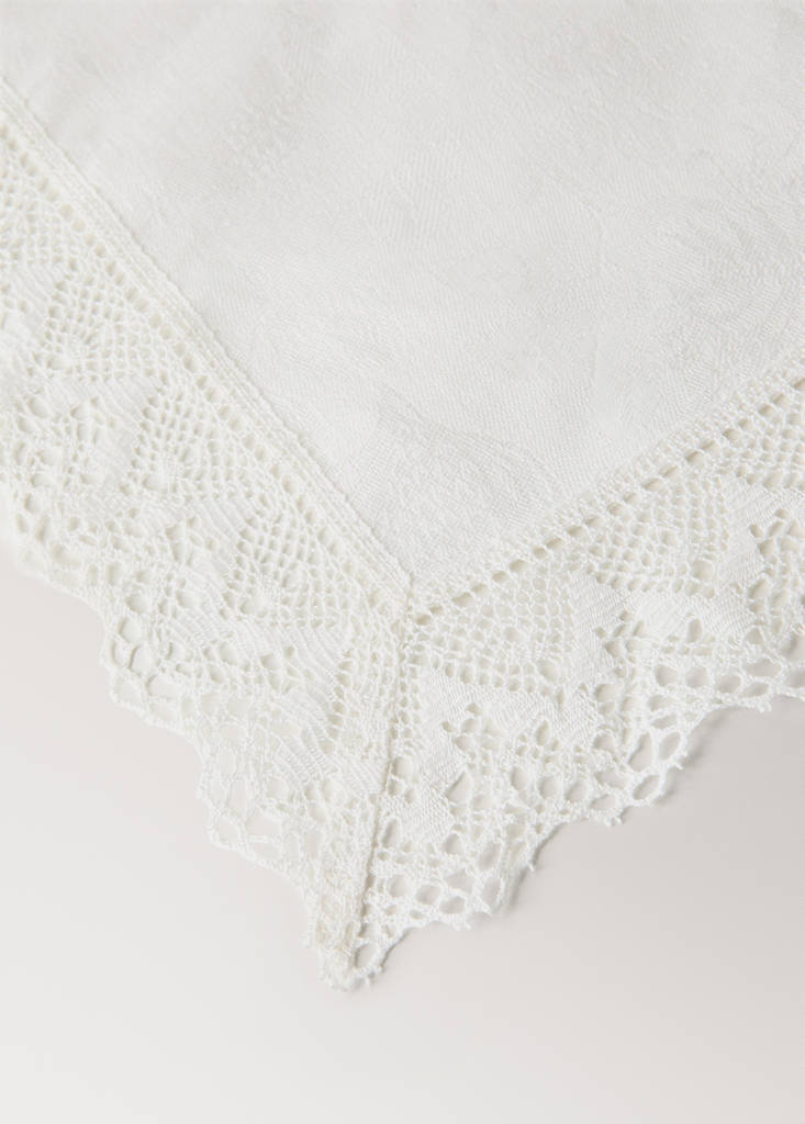 Floral jacquard linen placemat with lace trim — Off White