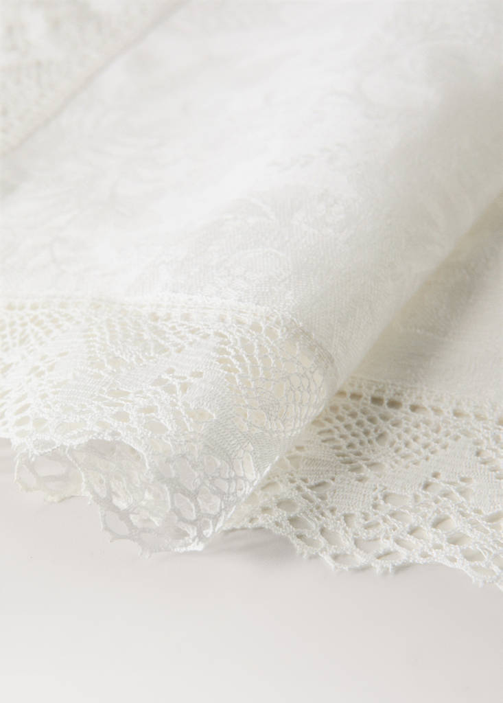 Floral jacquard linen placemat with lace trim — Off White