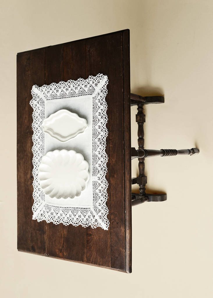 Floral jacquard linen placemat with lace trim — Off White