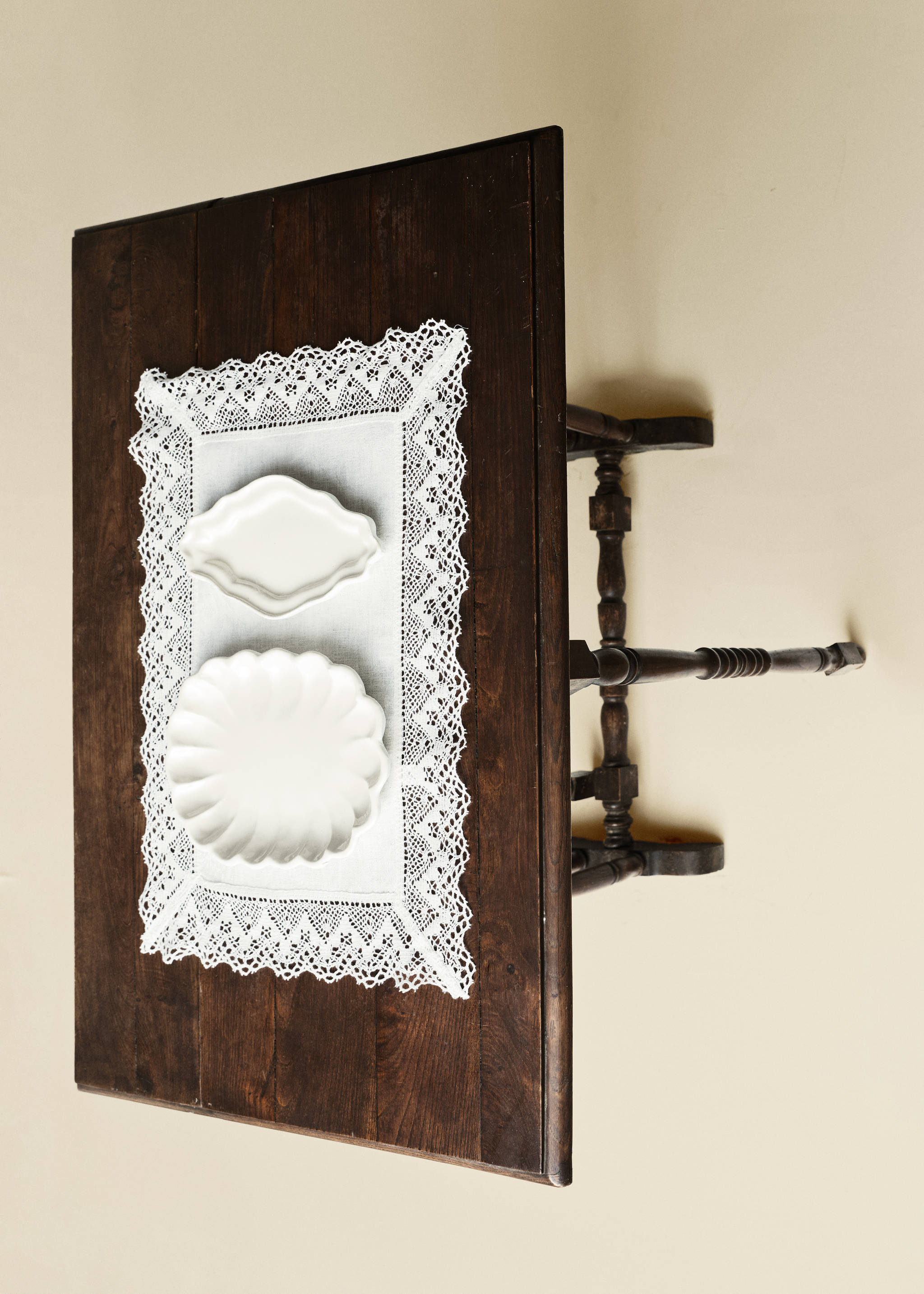 Floral jacquard linen placemat with lace trim - Details of the article 5, Off White. Ref: 37032548-00.