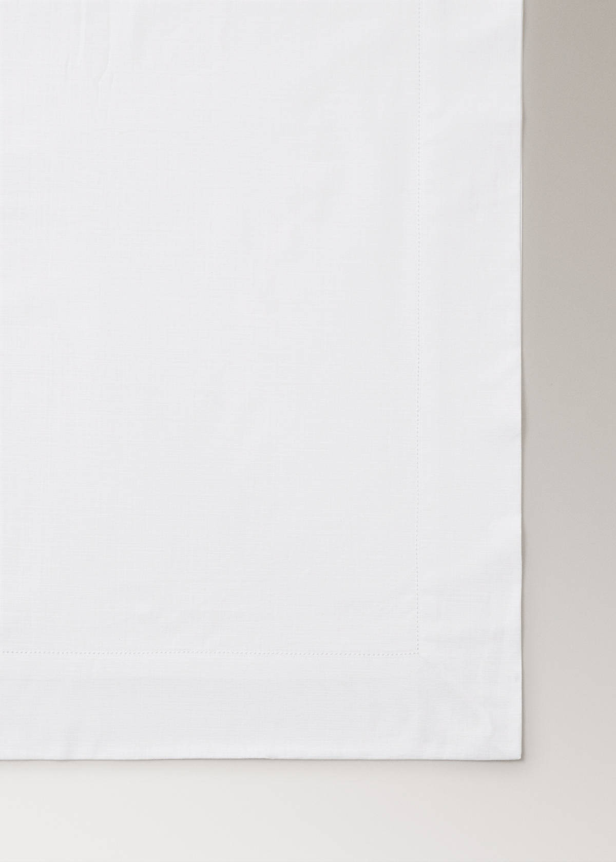 Round cotton hemstitch tablecloth for 8 to 10 people — White