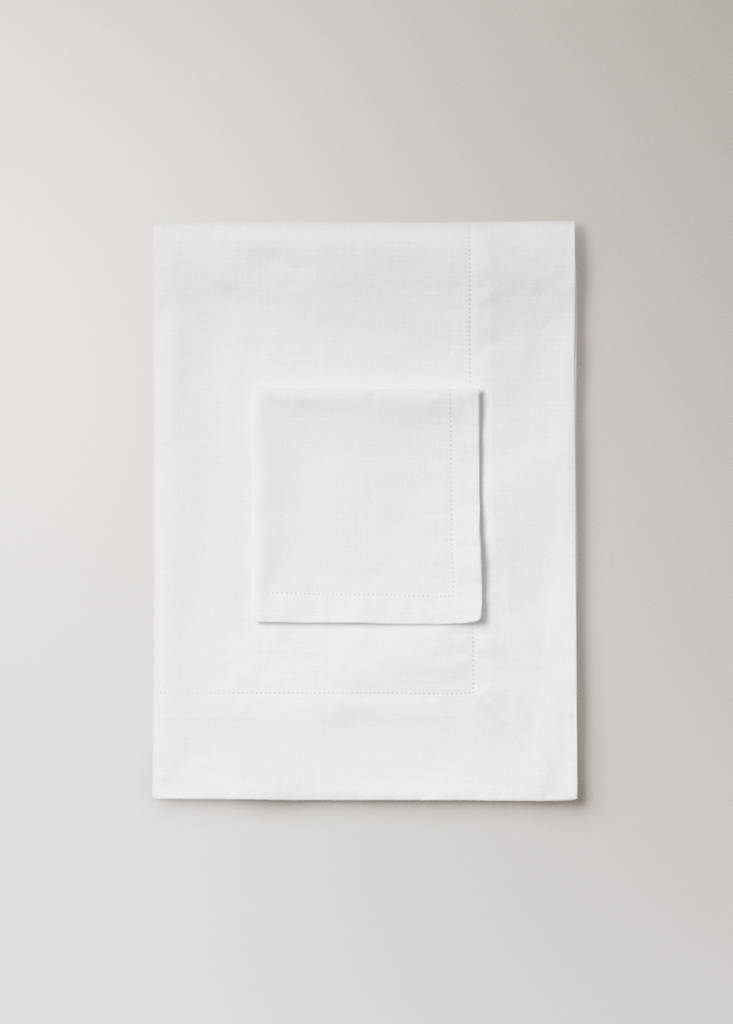 Round cotton hemstitch tablecloth for 8 to 10 people — White