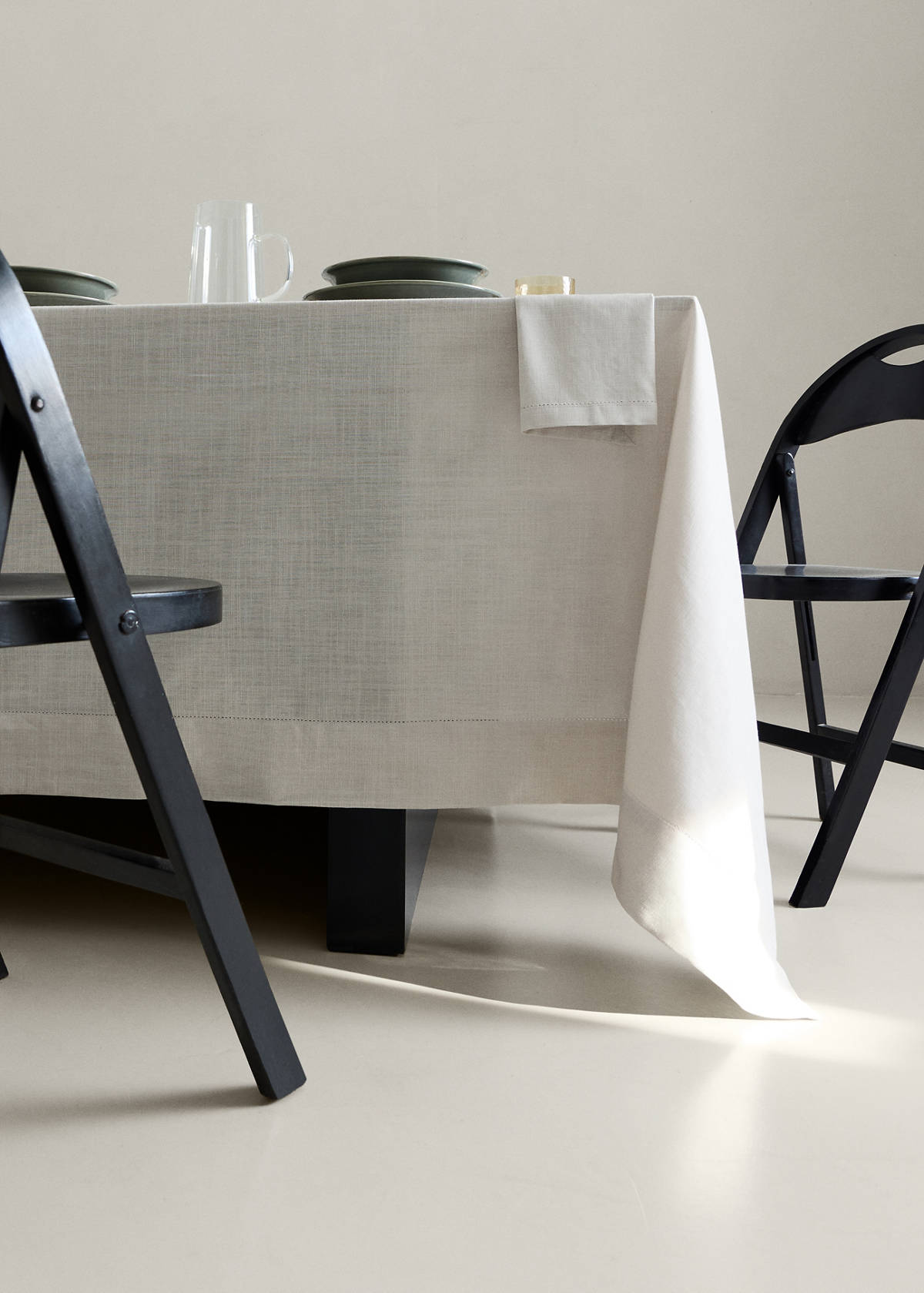 Round cotton hemstitch tablecloth for 8 to 10 people — Light/Pastel Brown