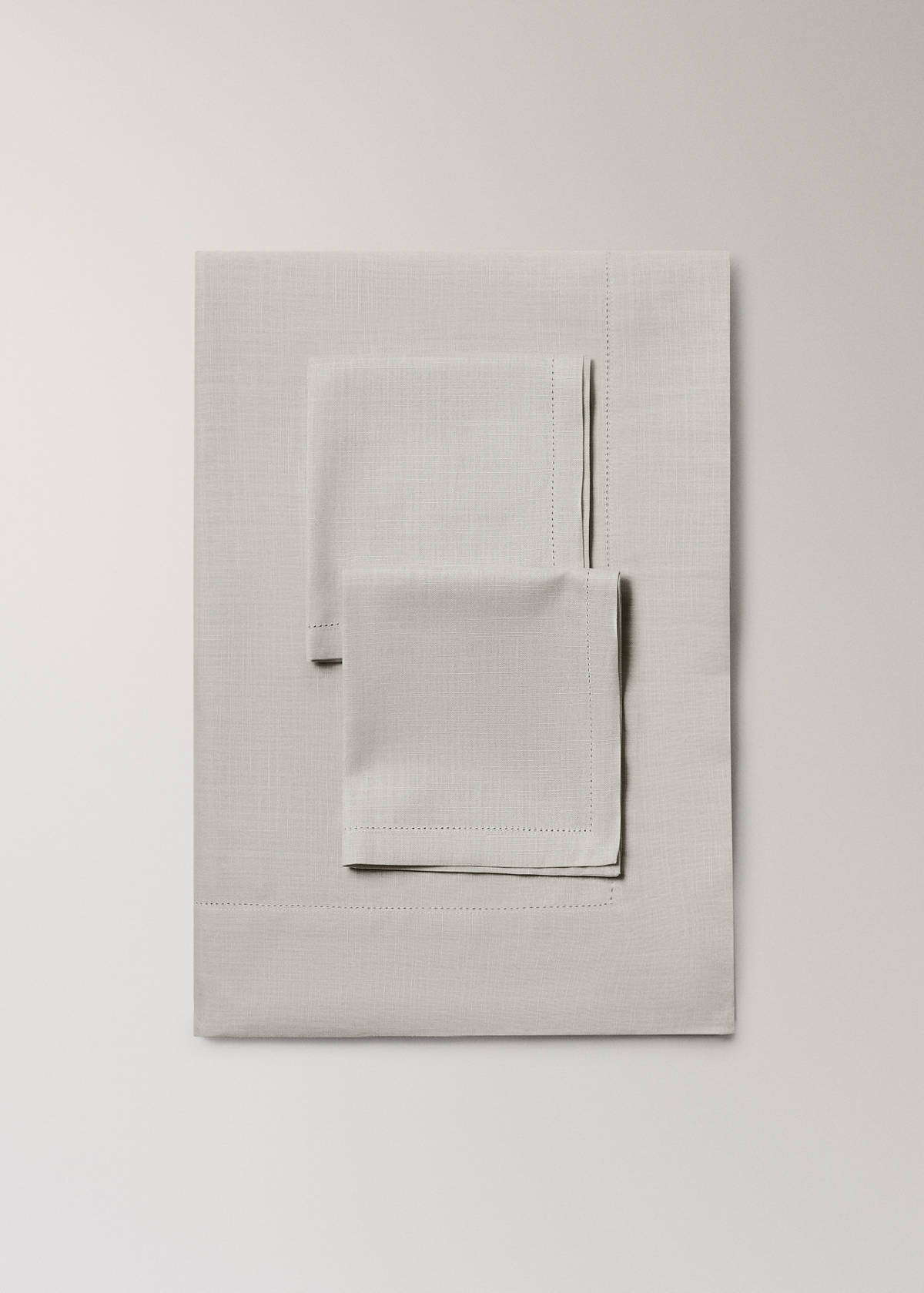Round cotton hemstitch tablecloth for 8 to 10 people — Light/Pastel Brown