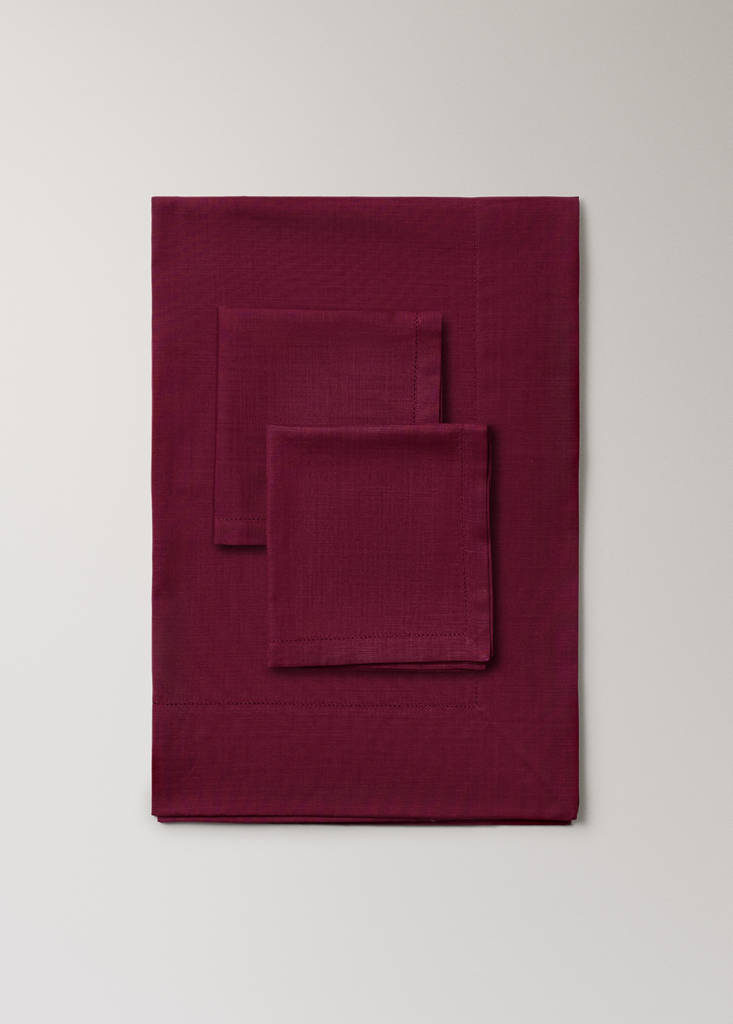 Round cotton hemstitch tablecloth for 8 to 10 people — Red