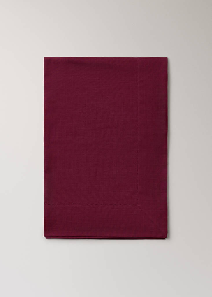 Round cotton hemstitch tablecloth for 8 to 10 people — Red