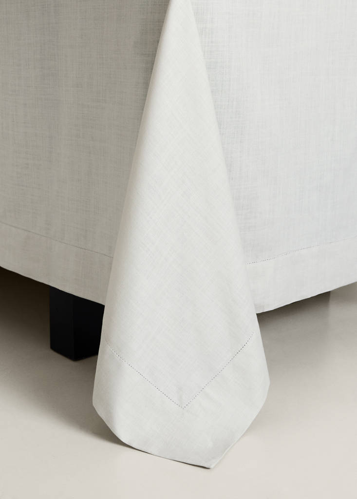 Round cotton hemstitch tablecloth for 8 to 10 people — Light/Pastel Brown