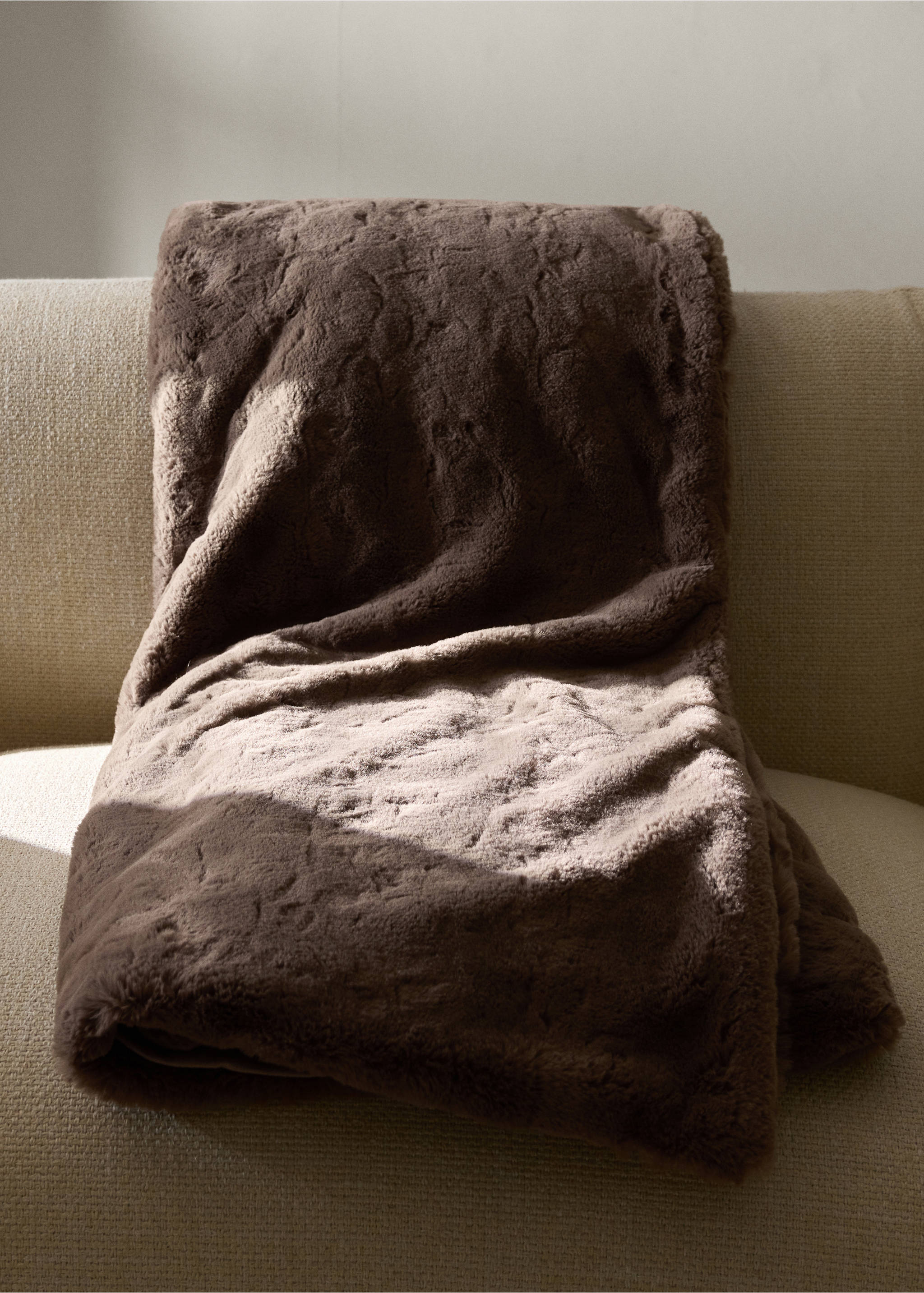 Large faux-fur textured blanket - General plane, Chocolate. Ref: 37032553-00.