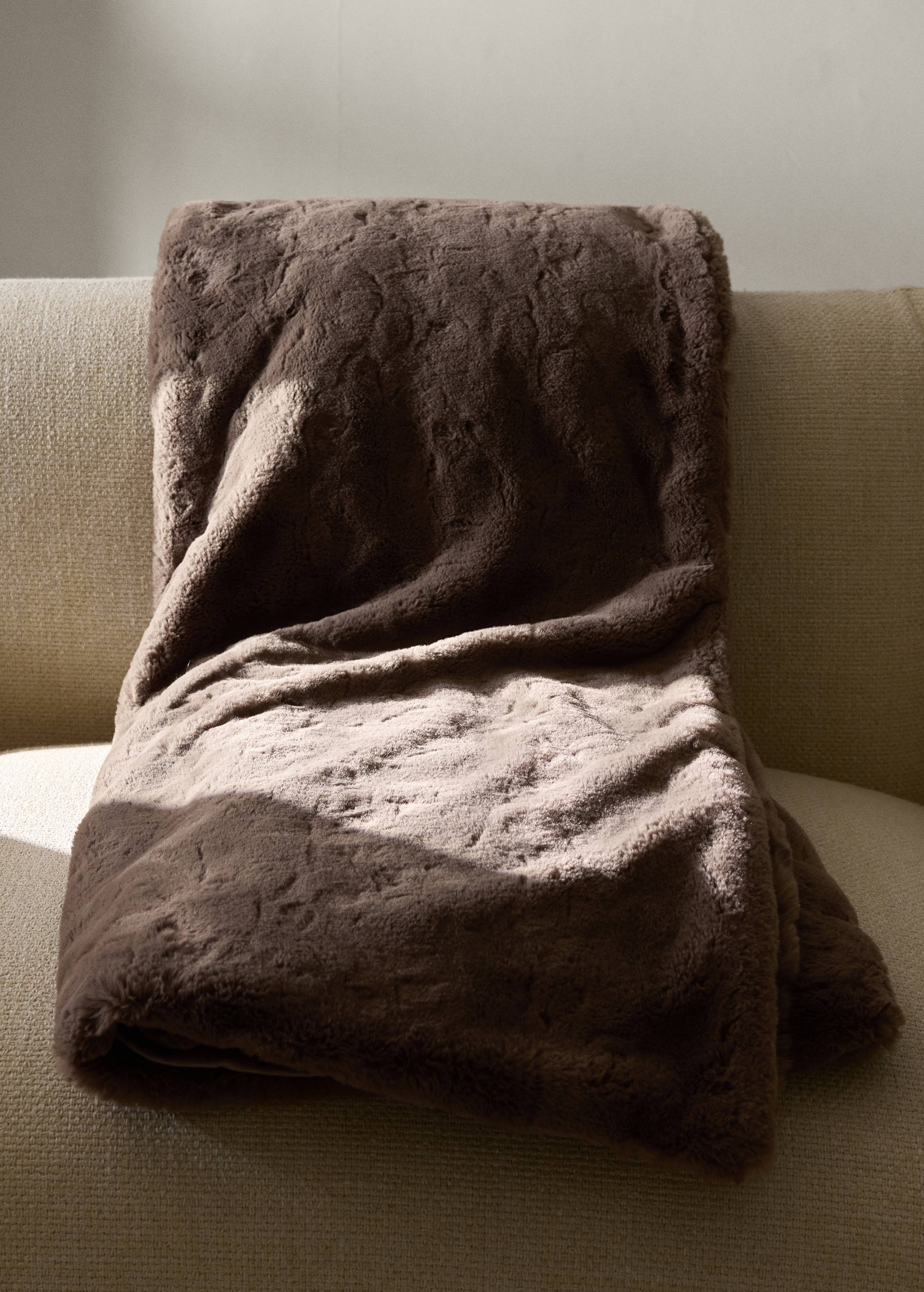 Large faux-fur textured blanket - General plane
