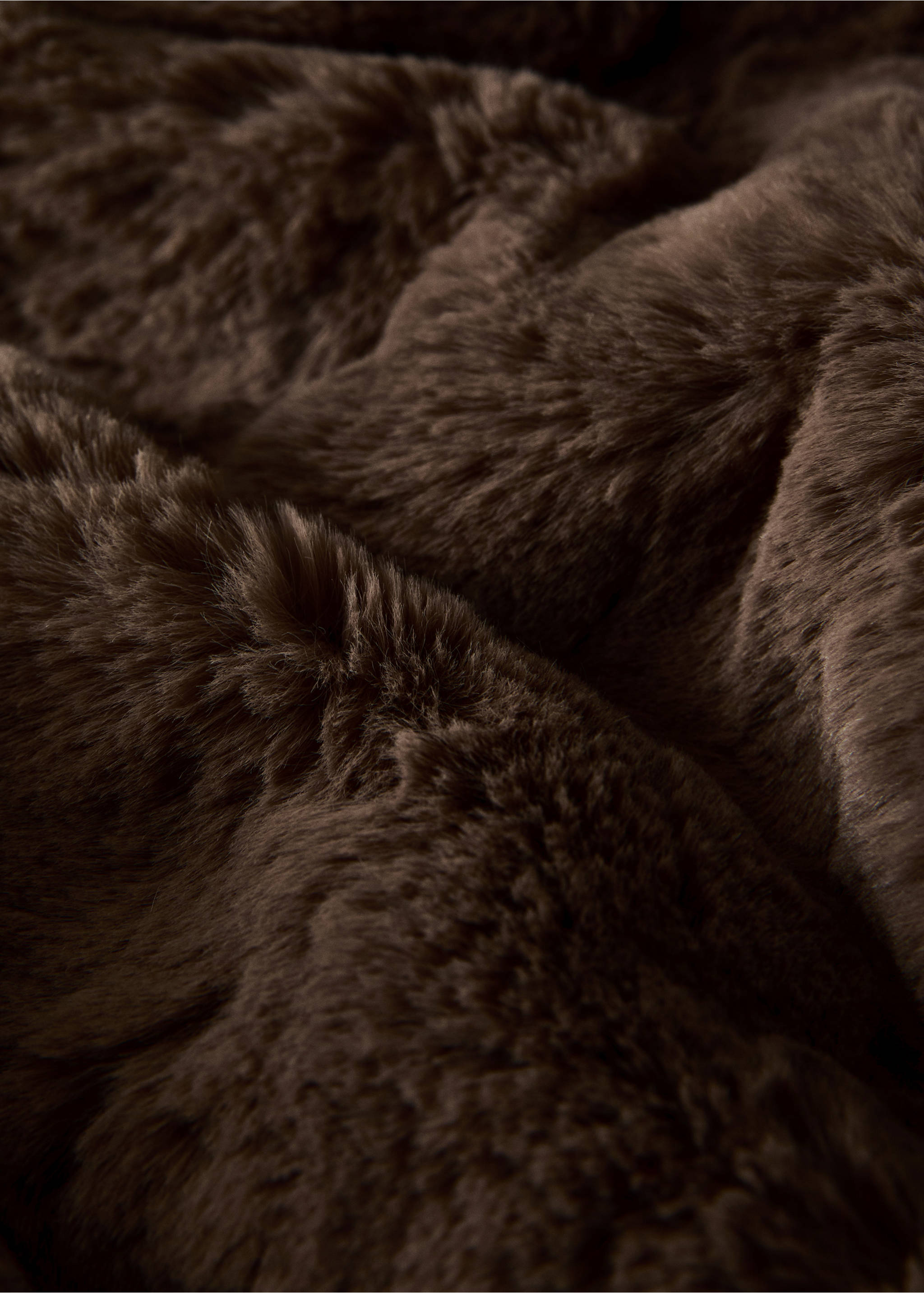 Large faux-fur textured blanket - Details of the article 1, Chocolate. Ref: 37032553-00.