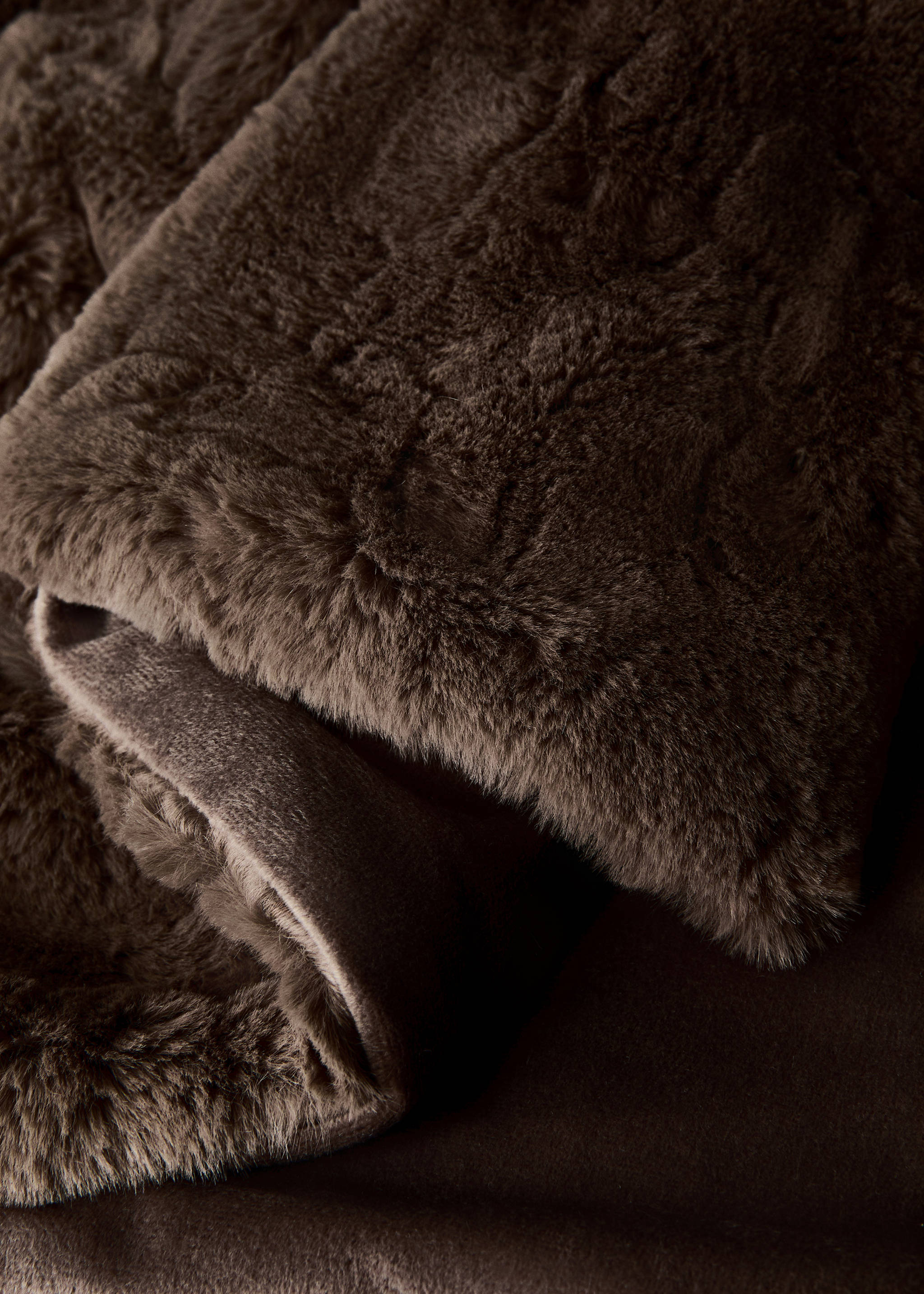 Large faux-fur textured blanket - Details of the article 2