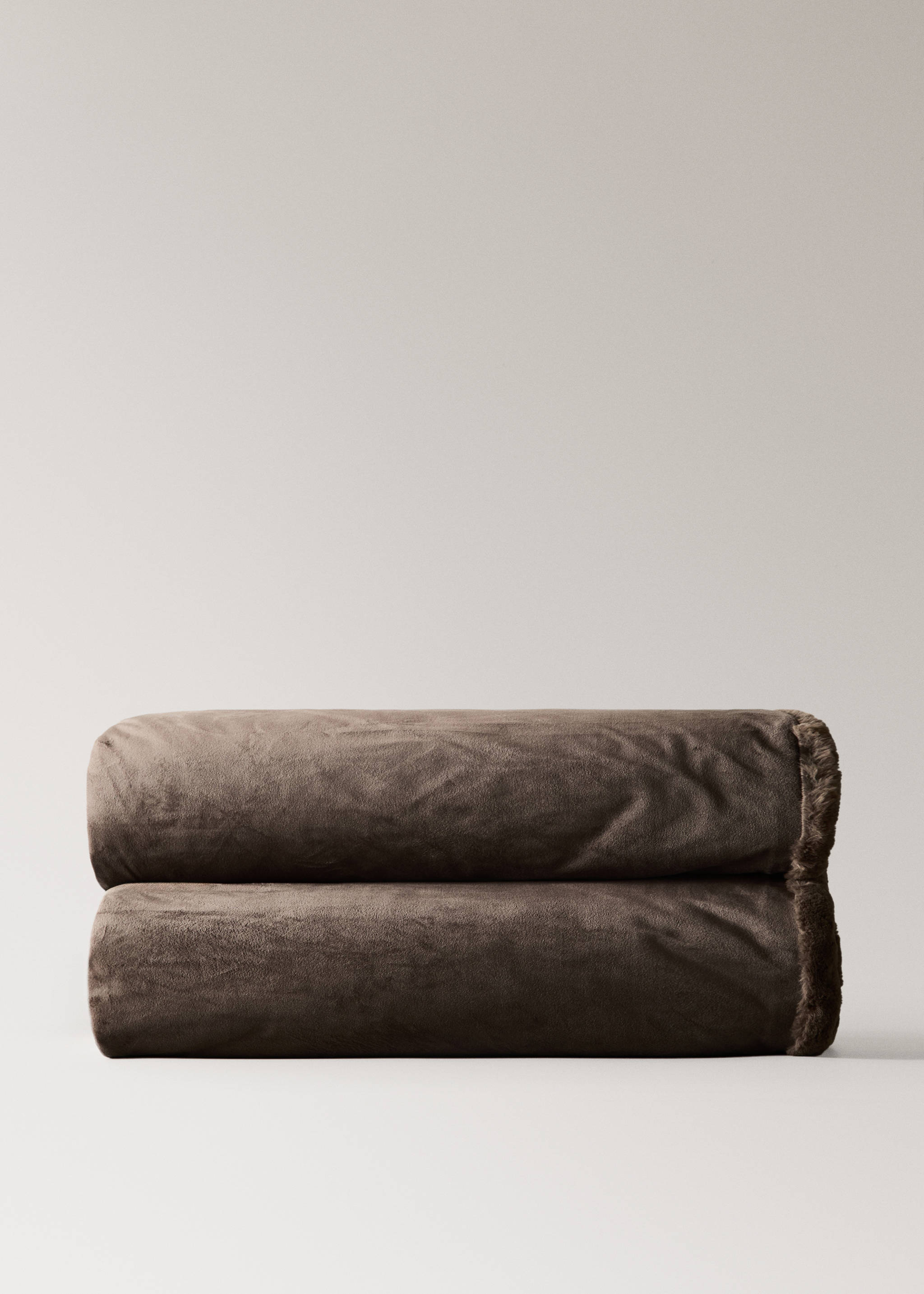 Large faux-fur textured blanket - Details of the article 3