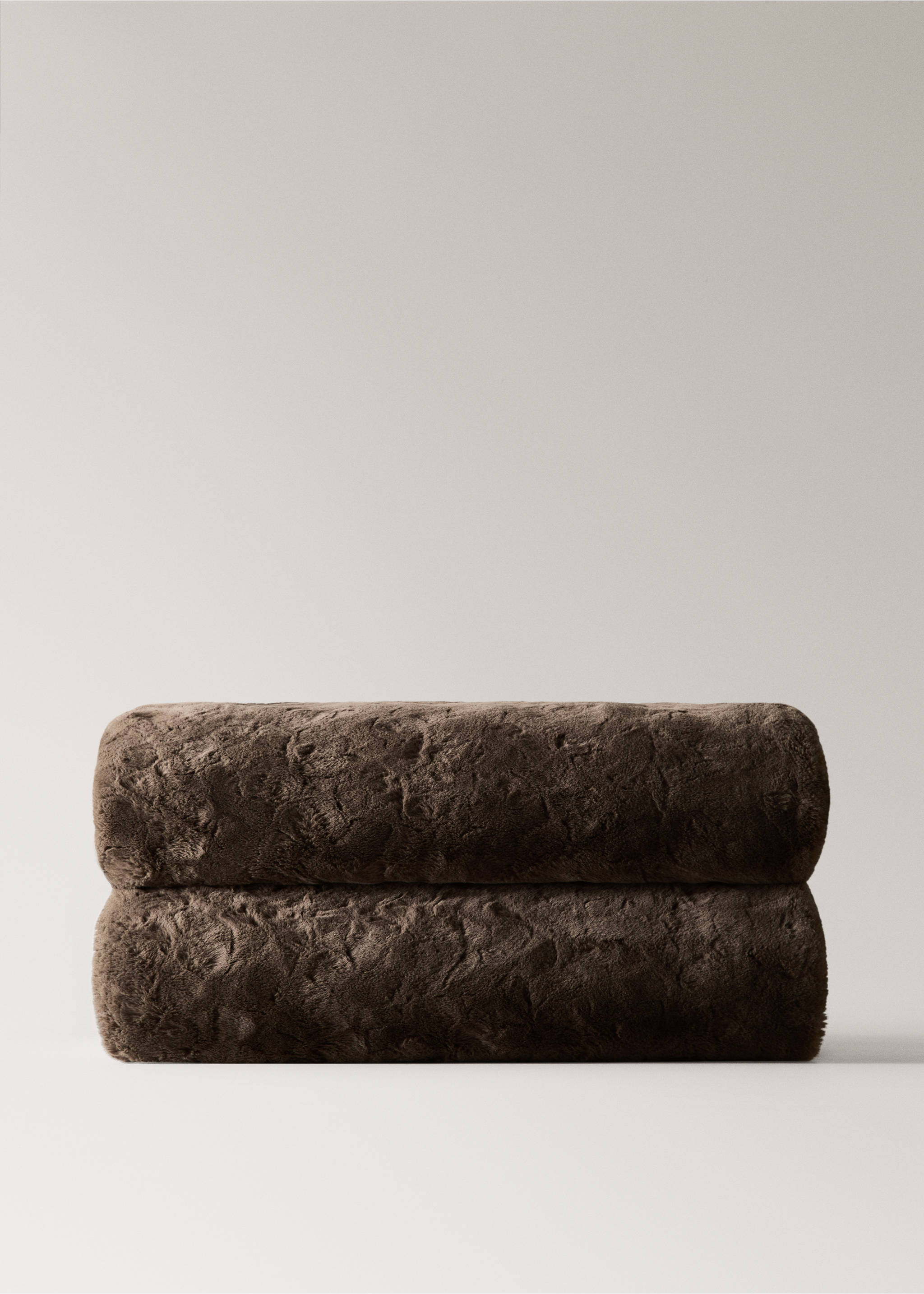 Large faux-fur textured blanket - Article without model, Chocolate. Ref: 37032553-00.