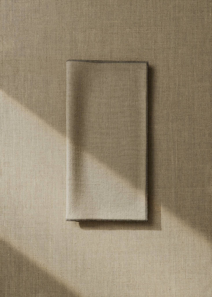 Linen napkins with contrasting overlock — Light/Pastel Brown