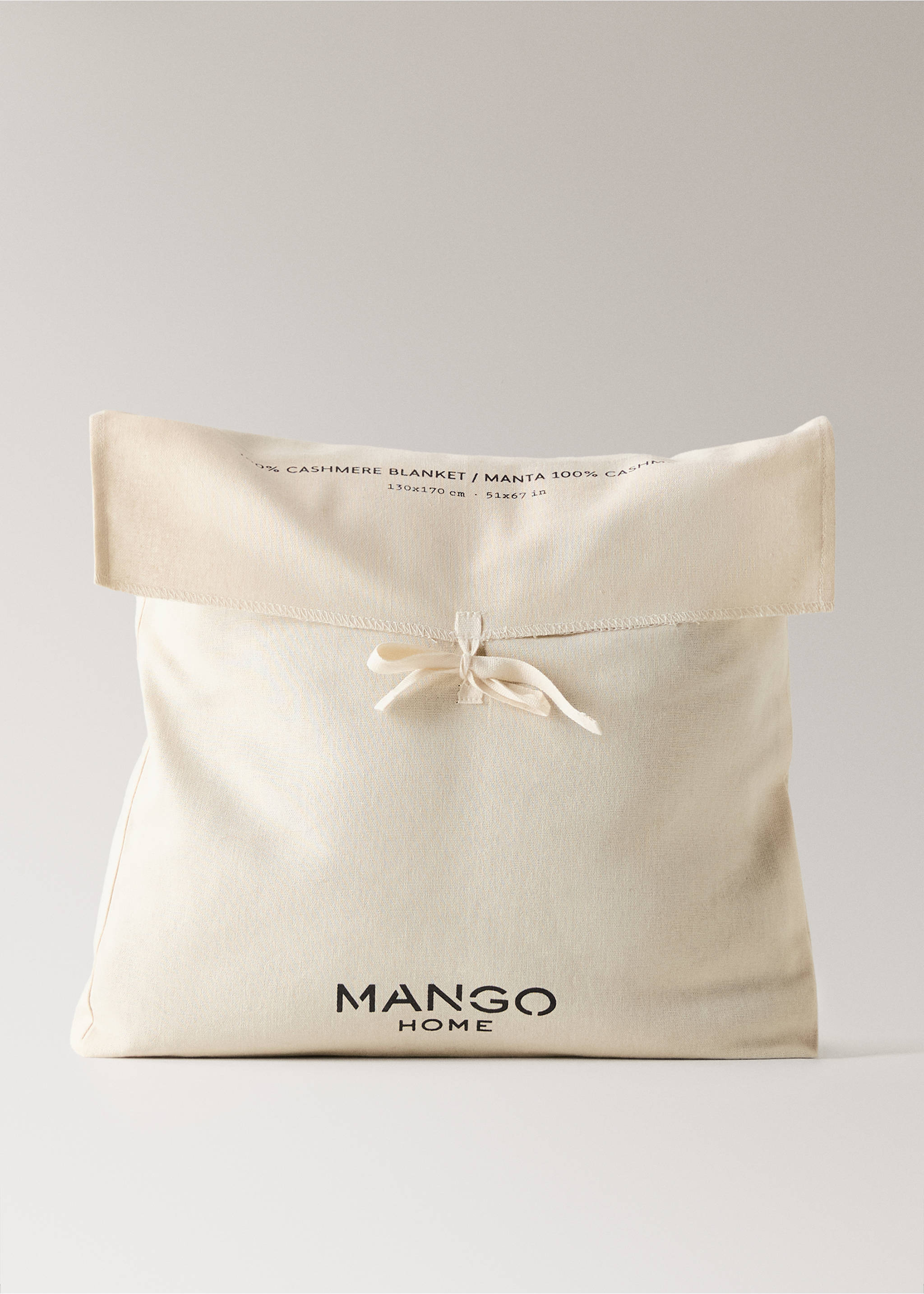 Cream-coloured cashmere blanket in a branded fabric storage pouch., Light/Pastel Brown. Ref: 37032555-00.