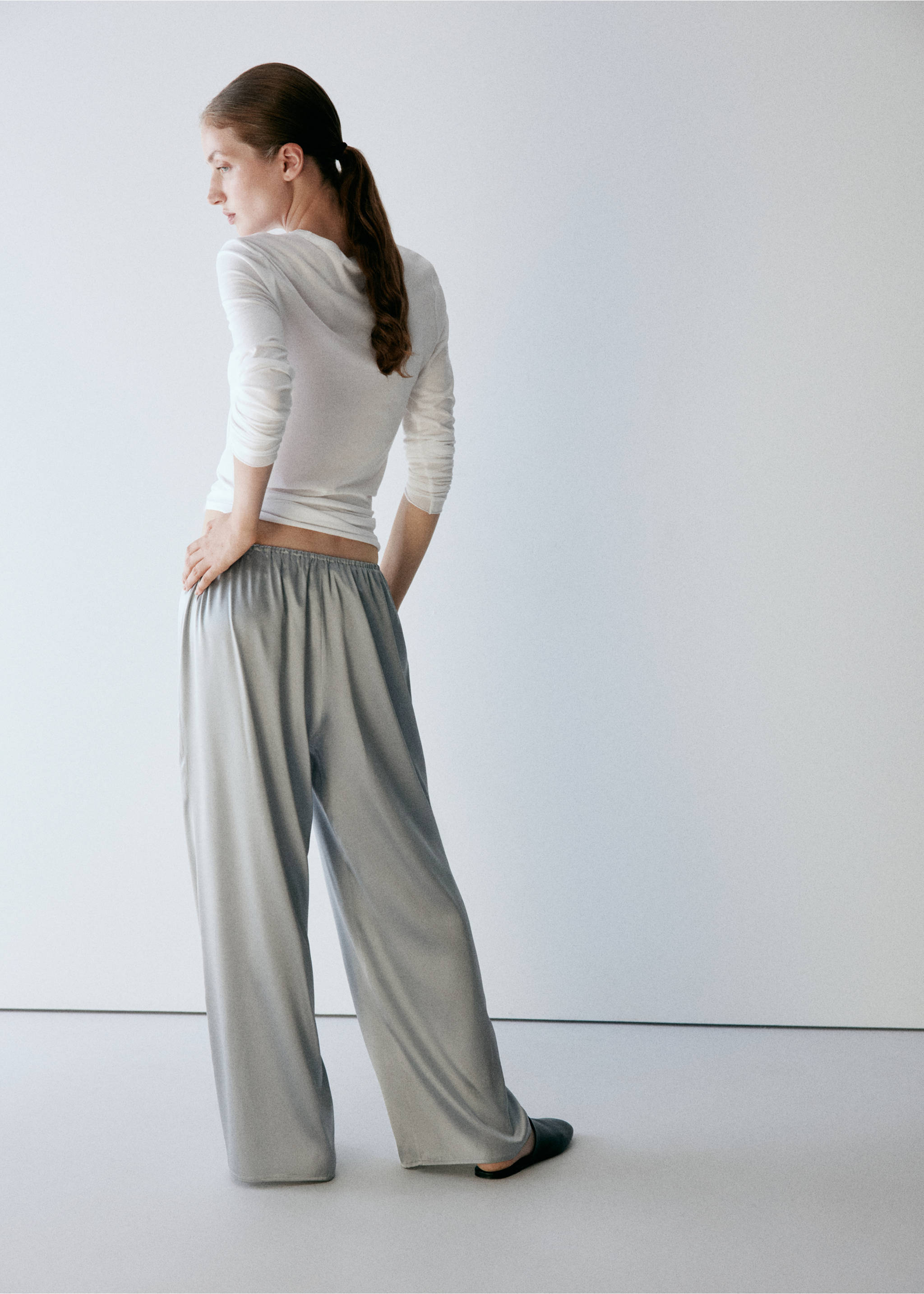 Straight-leg silk trousers - Reverse of the article, Silver. Ref: 37032918-00.