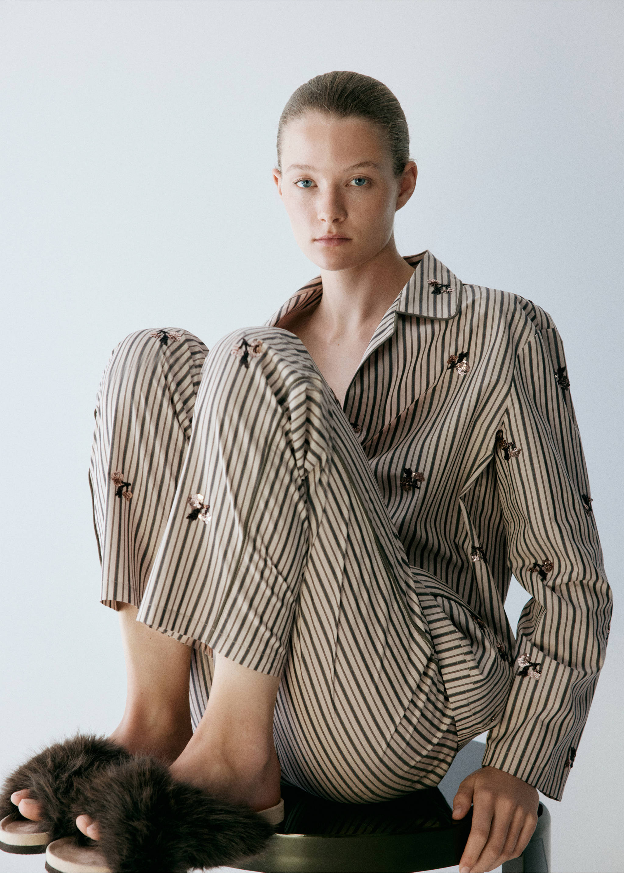 Striped pyjama trousers with embroidered flowers and sequins - Details of the article 1, Sand. Ref: 37032919-00.