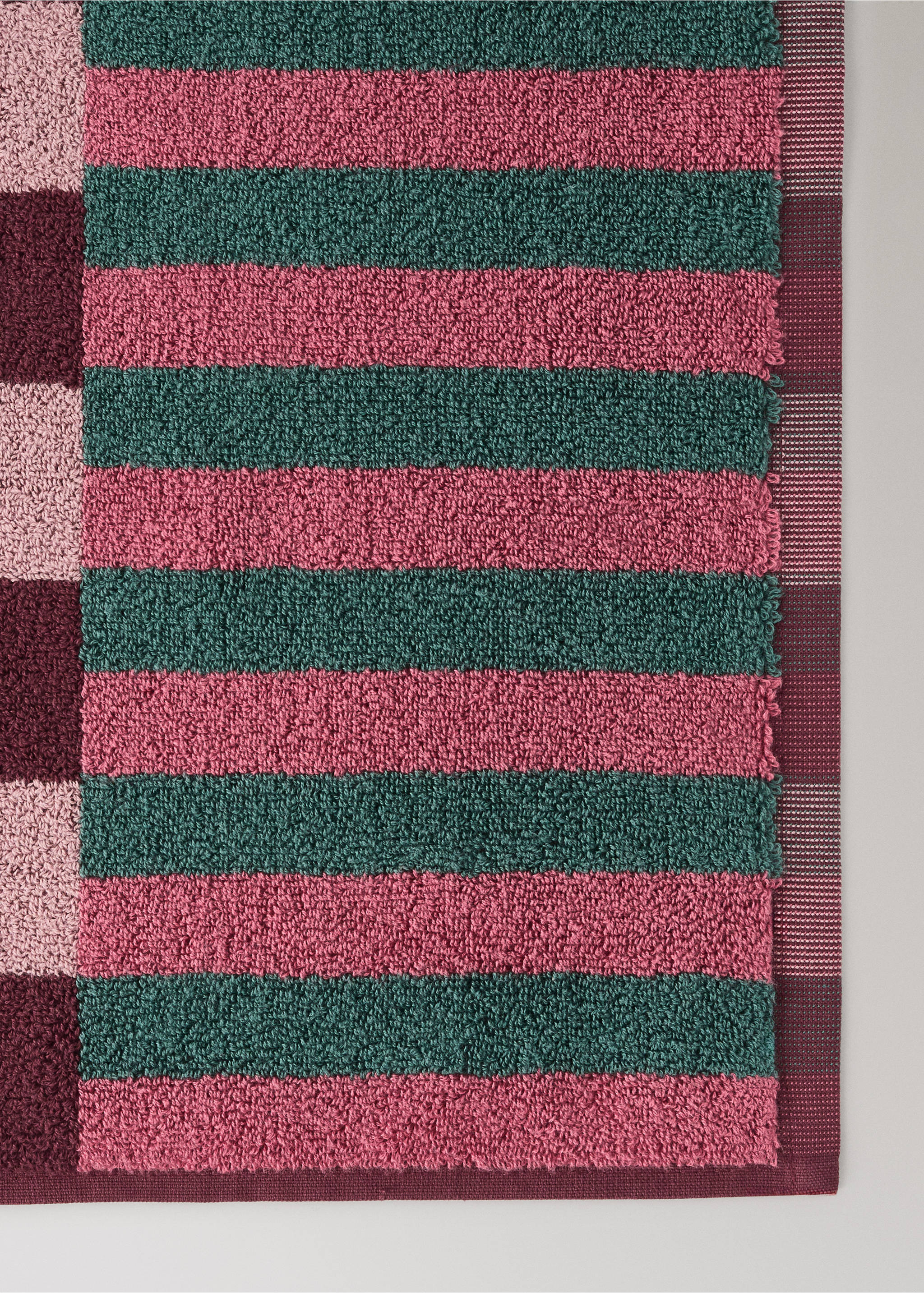 Cotton striped bath rug - Details of the article 1, Burgundy. Ref: 37032927-00.