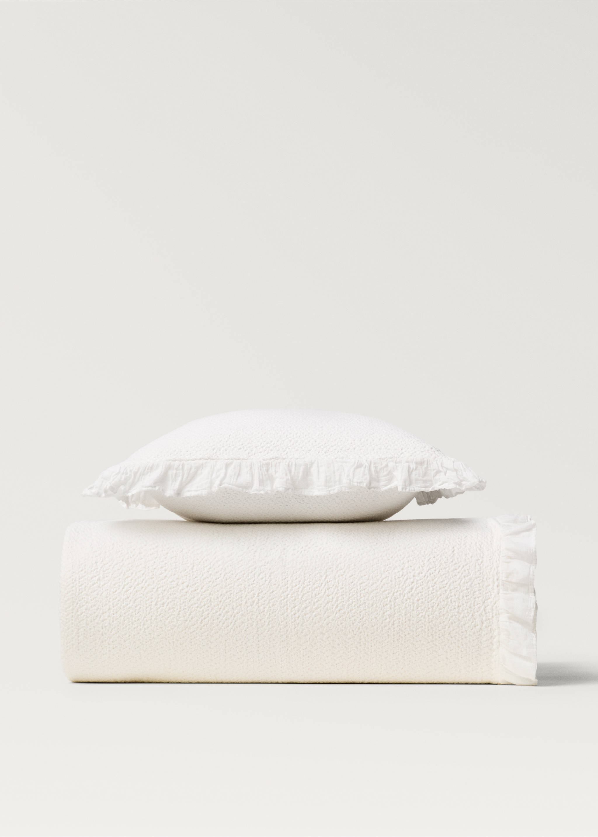 Cotton ruffle-finish bedspread for 180/200 cm bed - Details of the article 4, Ecru. Ref: 37032929-00.